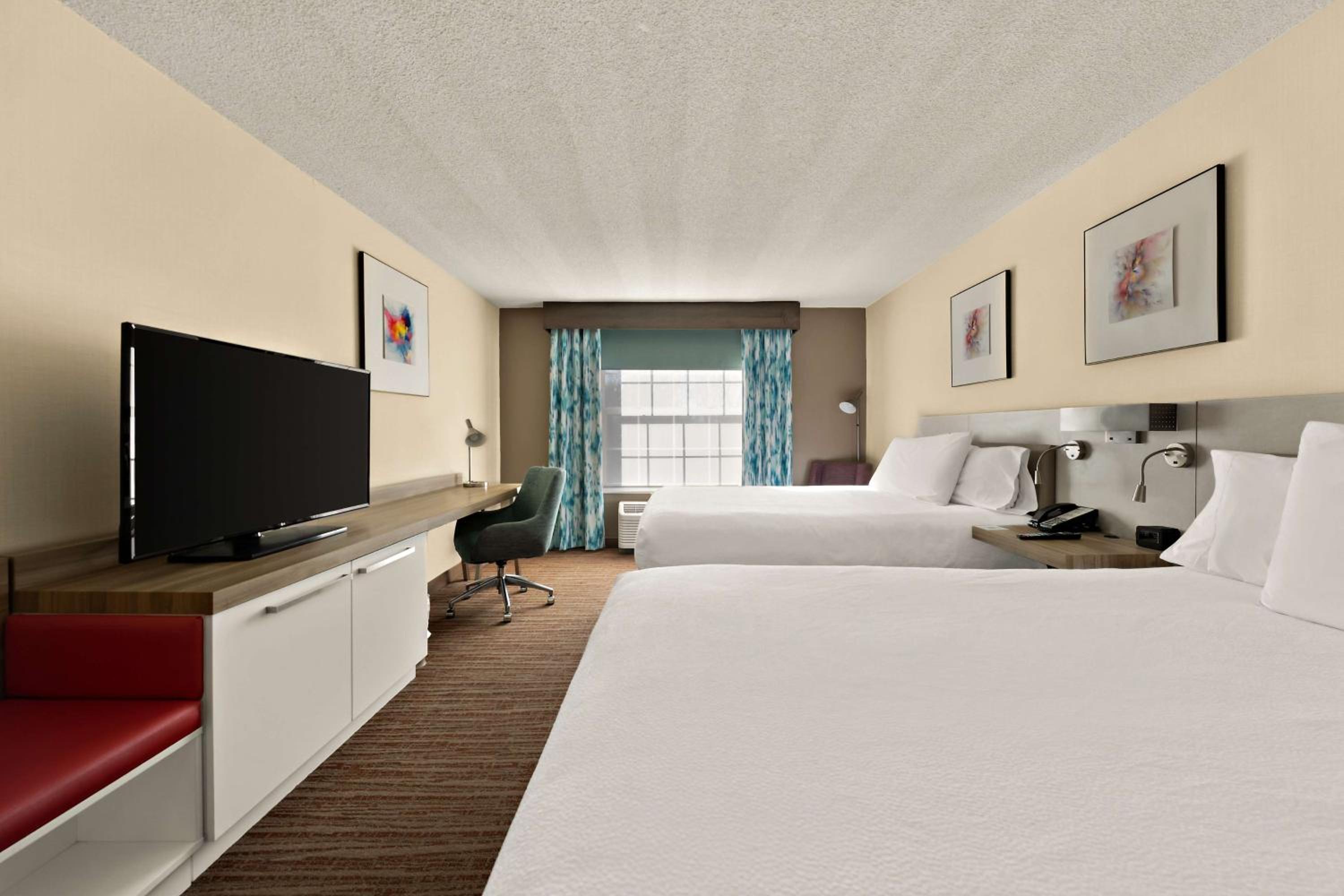 Queen Room with Two Queen Beds - Photo 2