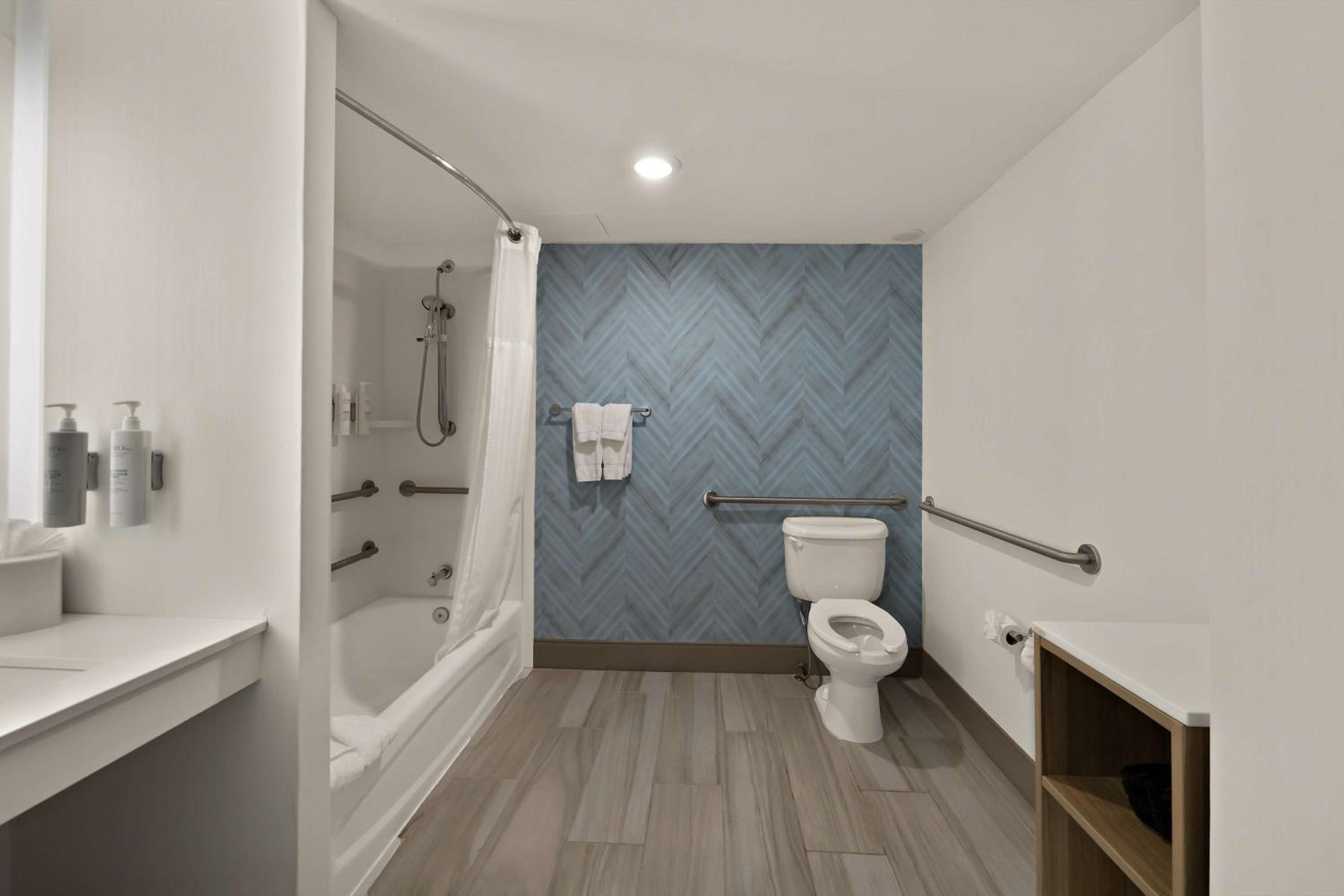 King Room with Tub - Mobility and Hearing Access - Photo 2