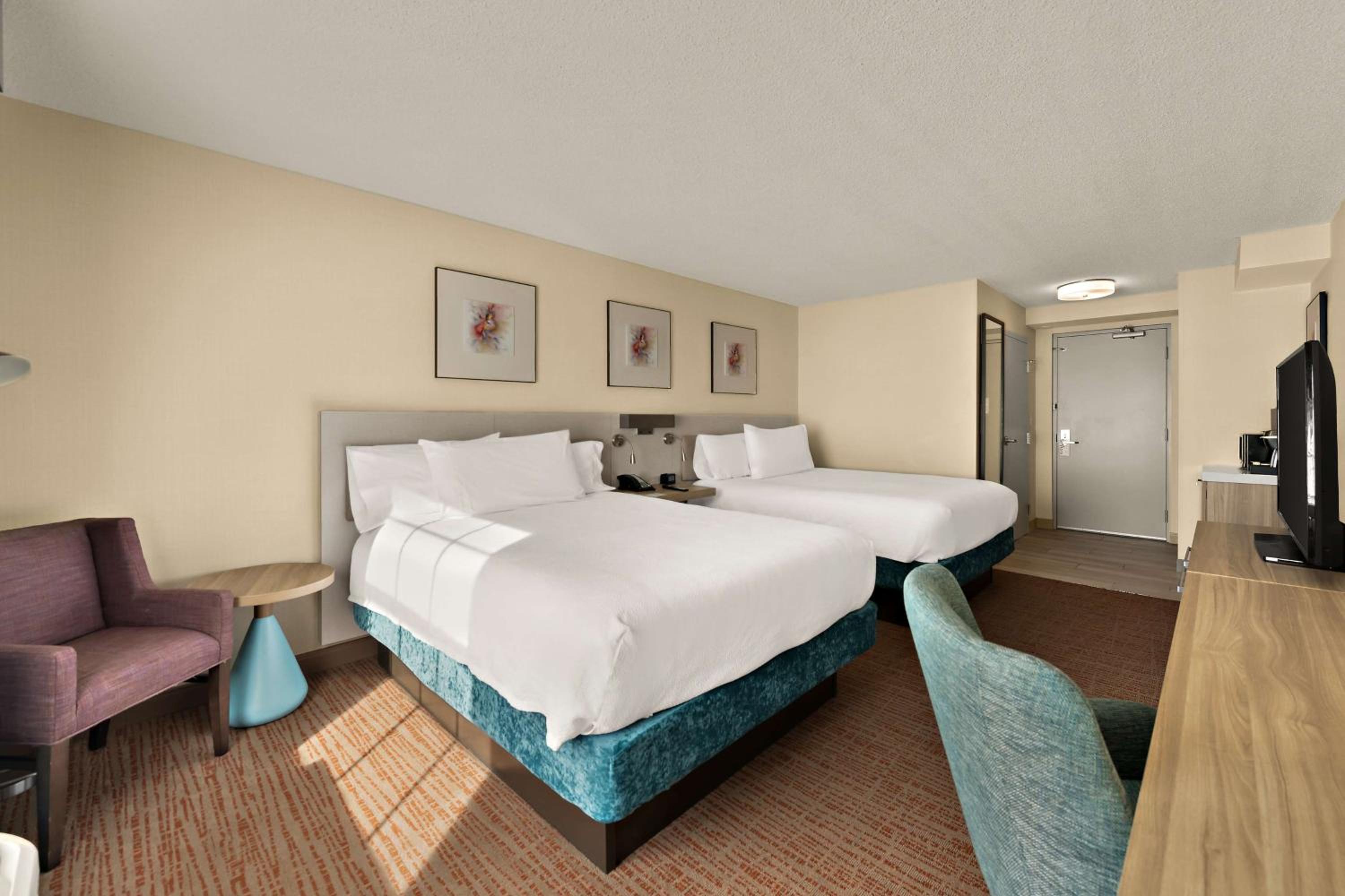 Queen Room with Two Queen Beds - Photo 3