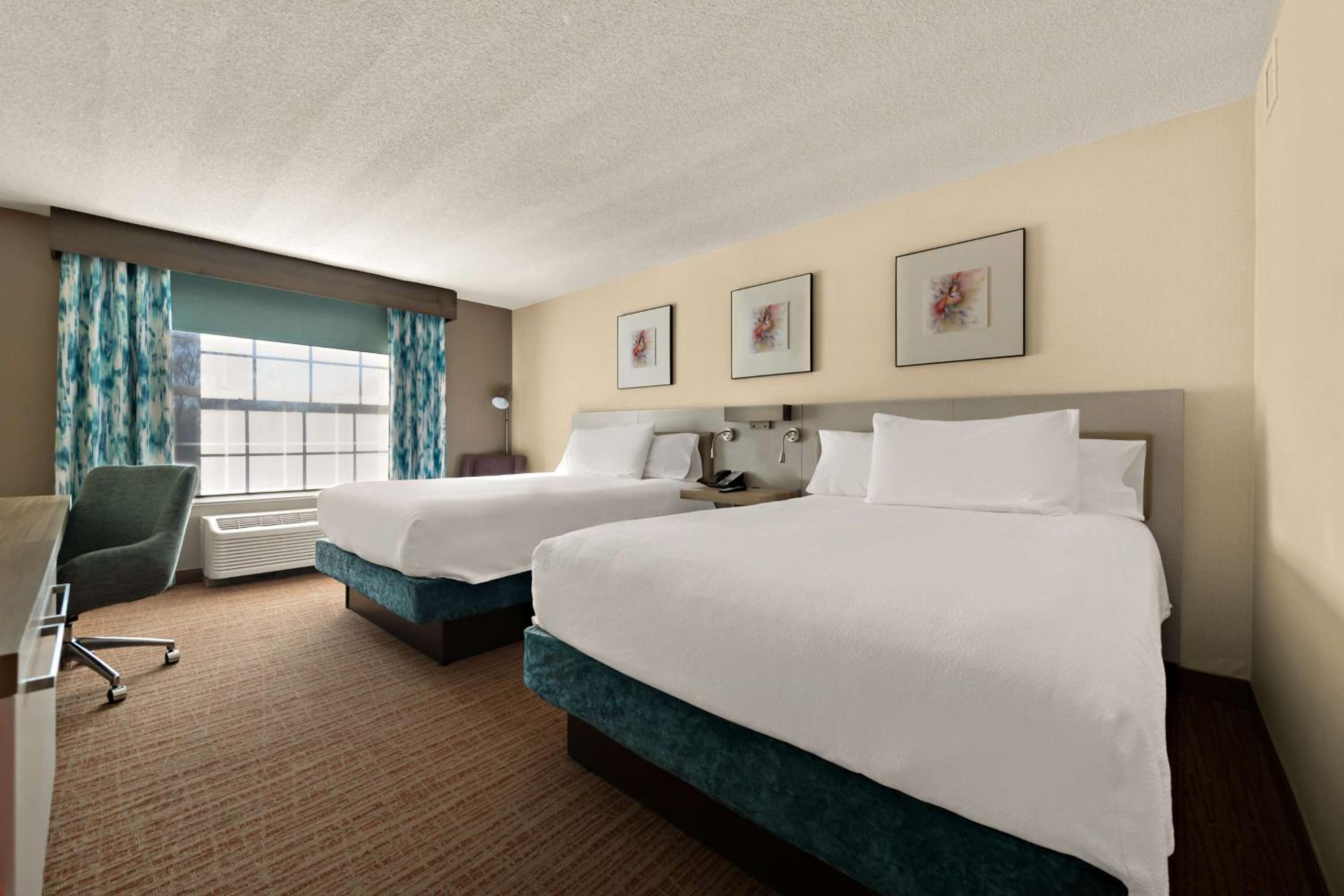 Queen Room with Two Queen Beds - Photo 4