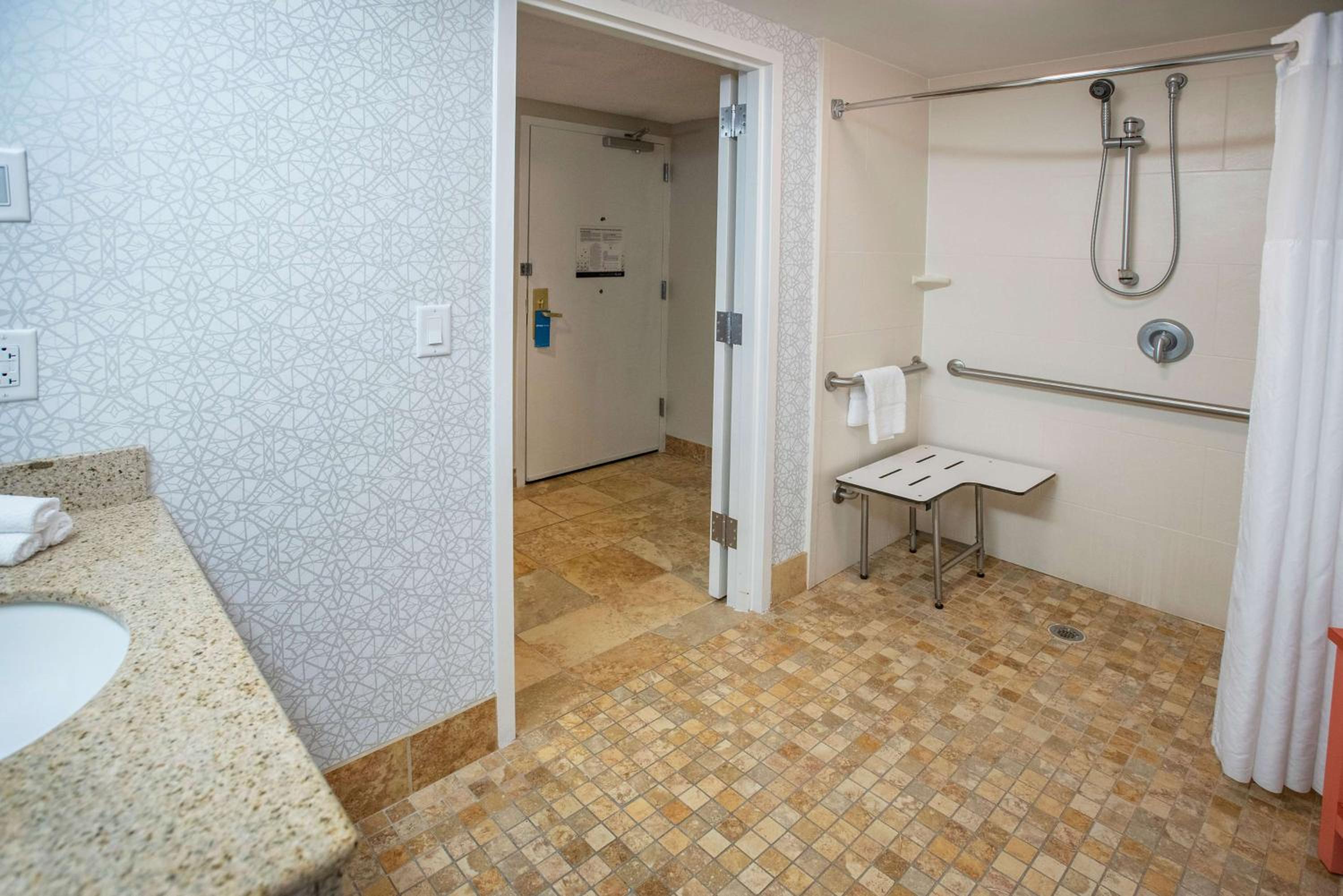 King Room with Roll-In Shower - Mobility and Hearing Access/Non-Smoking - Photo 4