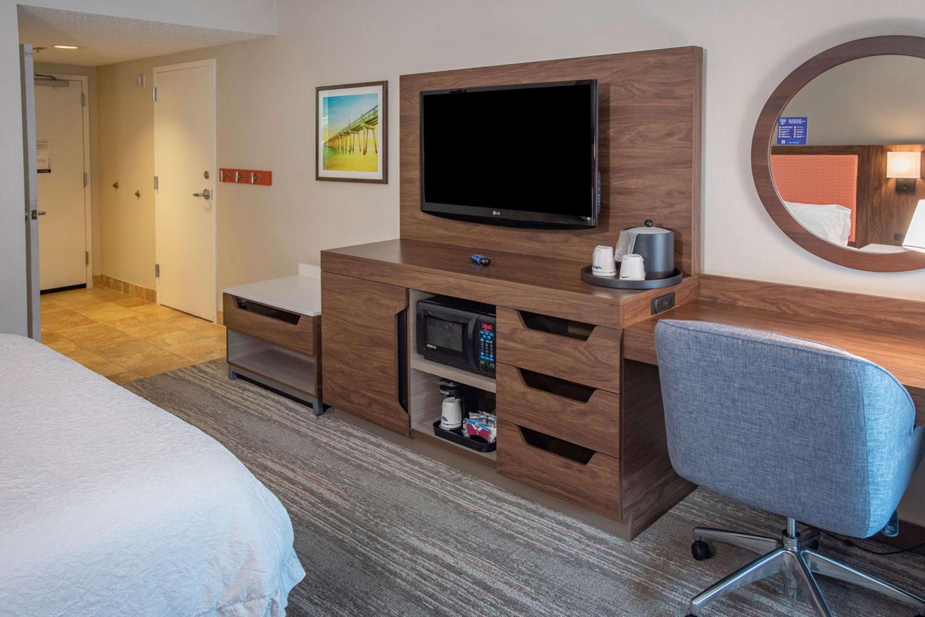King Room with Accessible Tub - Mobility and Hearing Access/Non-Smoking - Photo 1