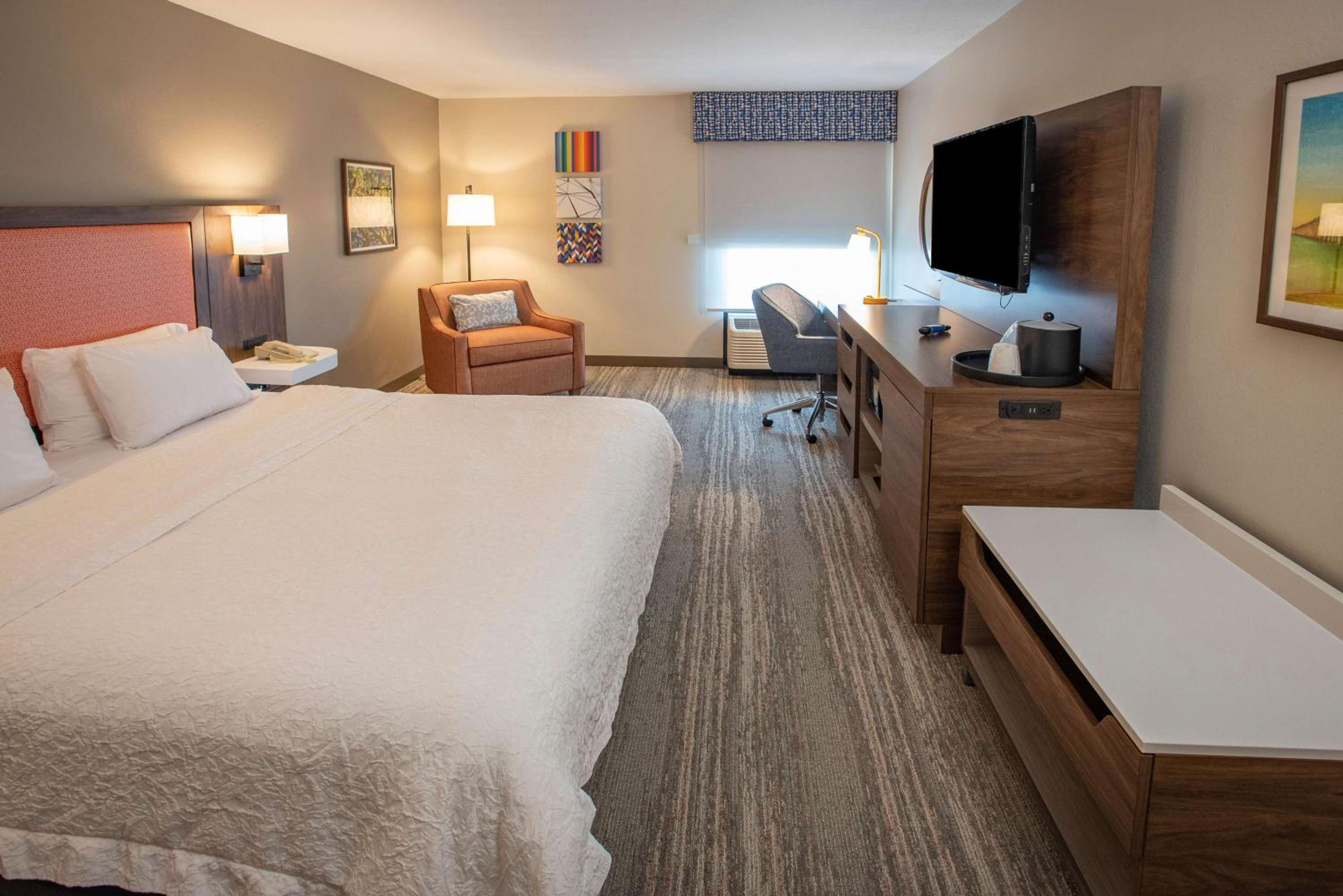 King Room with Roll-In Shower - Mobility and Hearing Access/Non-Smoking - Photo 2