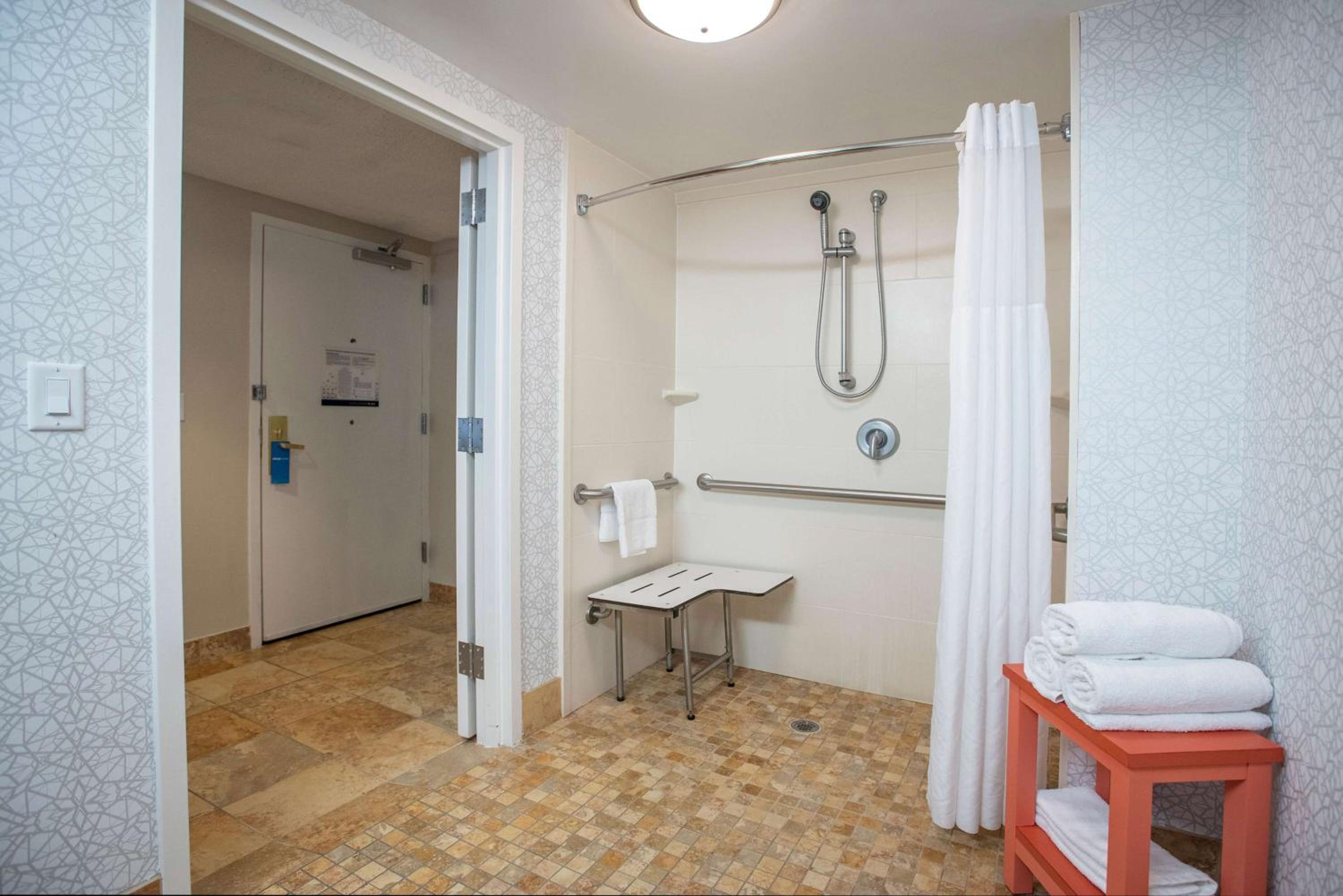 King Room with Roll-In Shower - Mobility and Hearing Access/Non-Smoking - Photo 5
