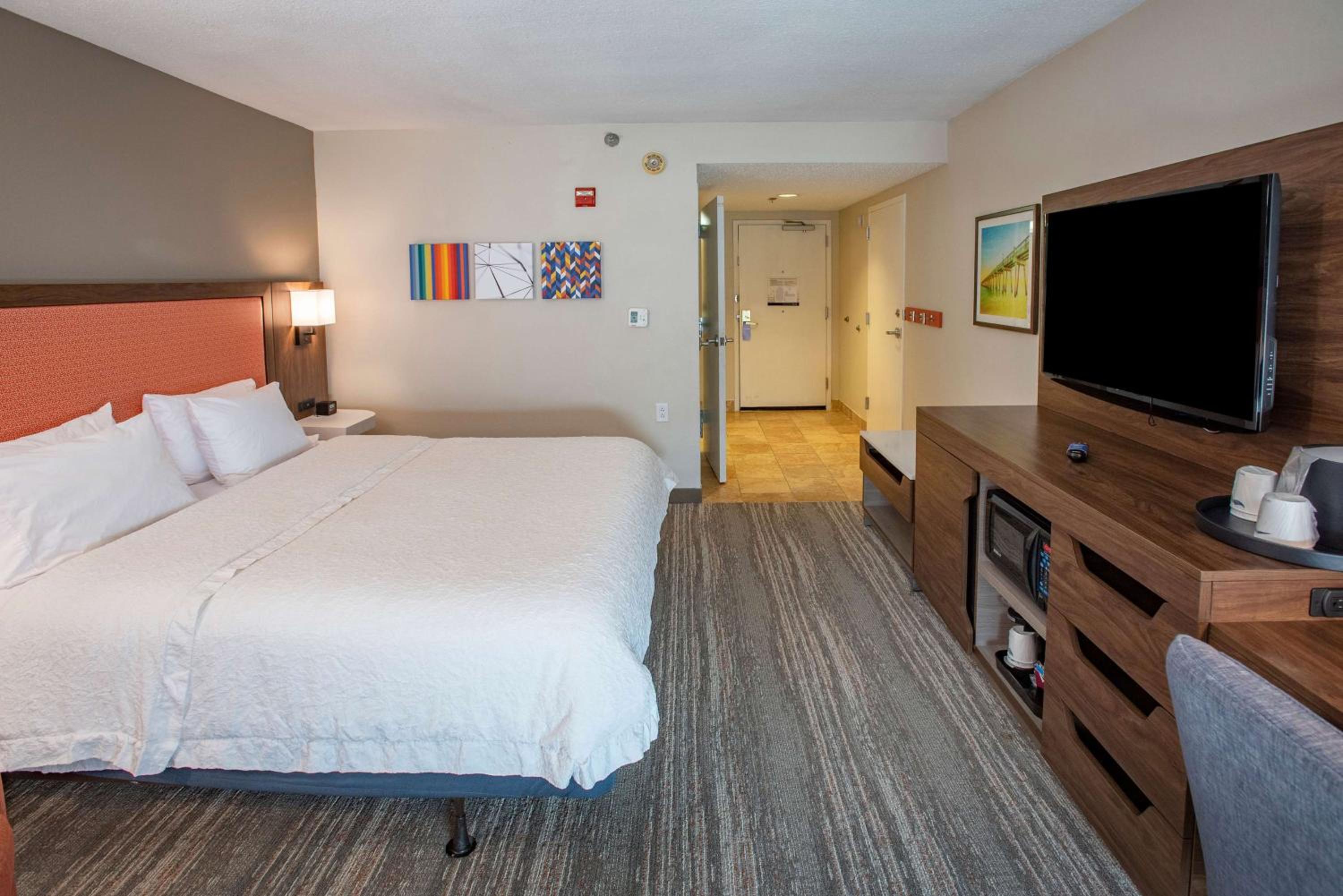 King Room with Accessible Tub - Mobility and Hearing Access/Non-Smoking - Photo 4