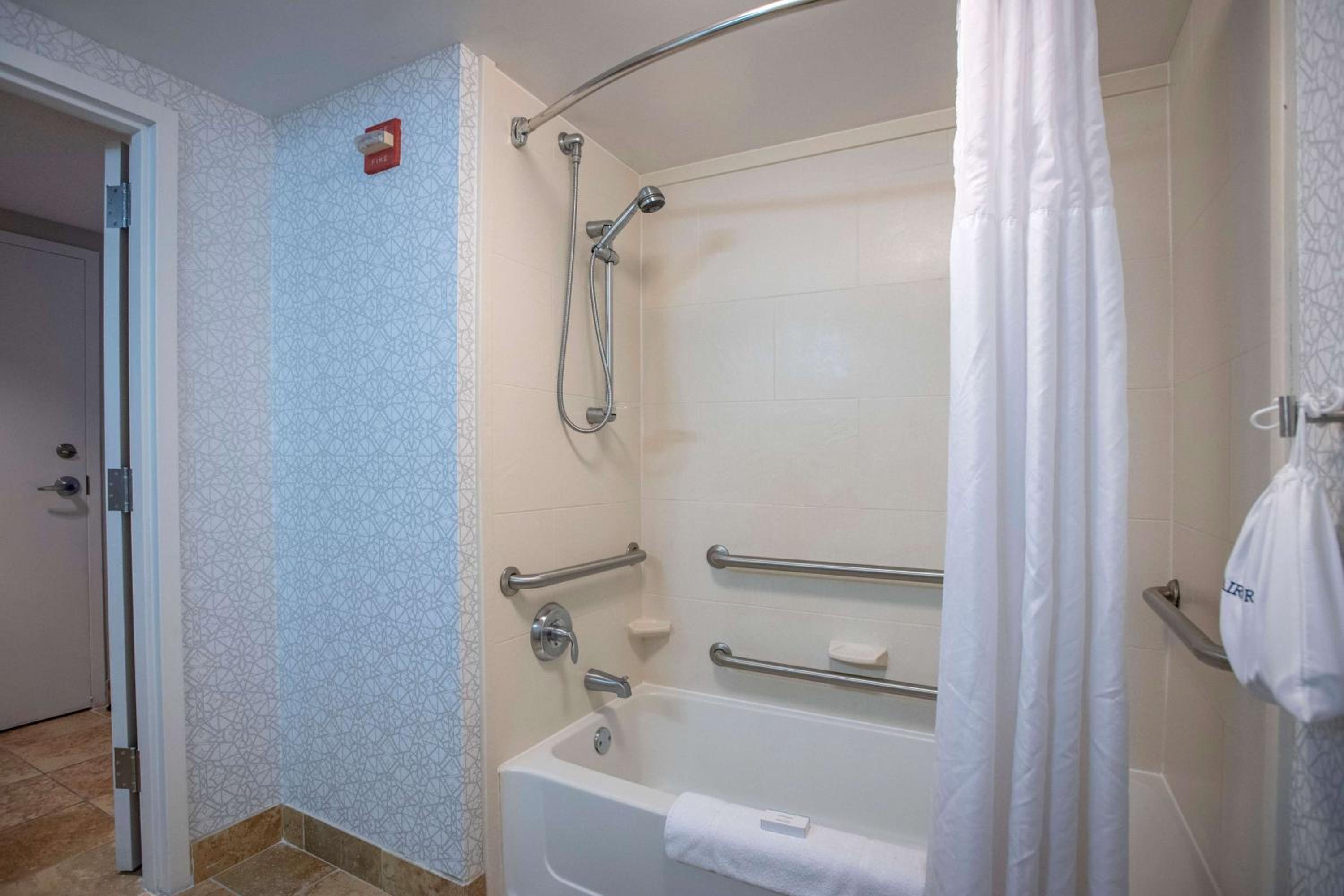 King Room with Accessible Tub - Mobility and Hearing Access/Non-Smoking - Photo 2