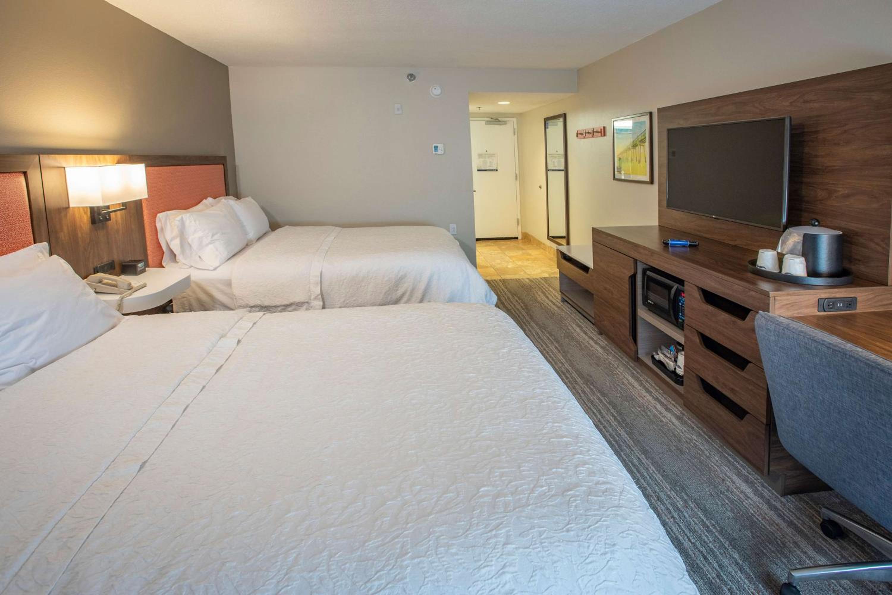 Queen Room with Two Queen Beds - Non-Smoking - Photo 3