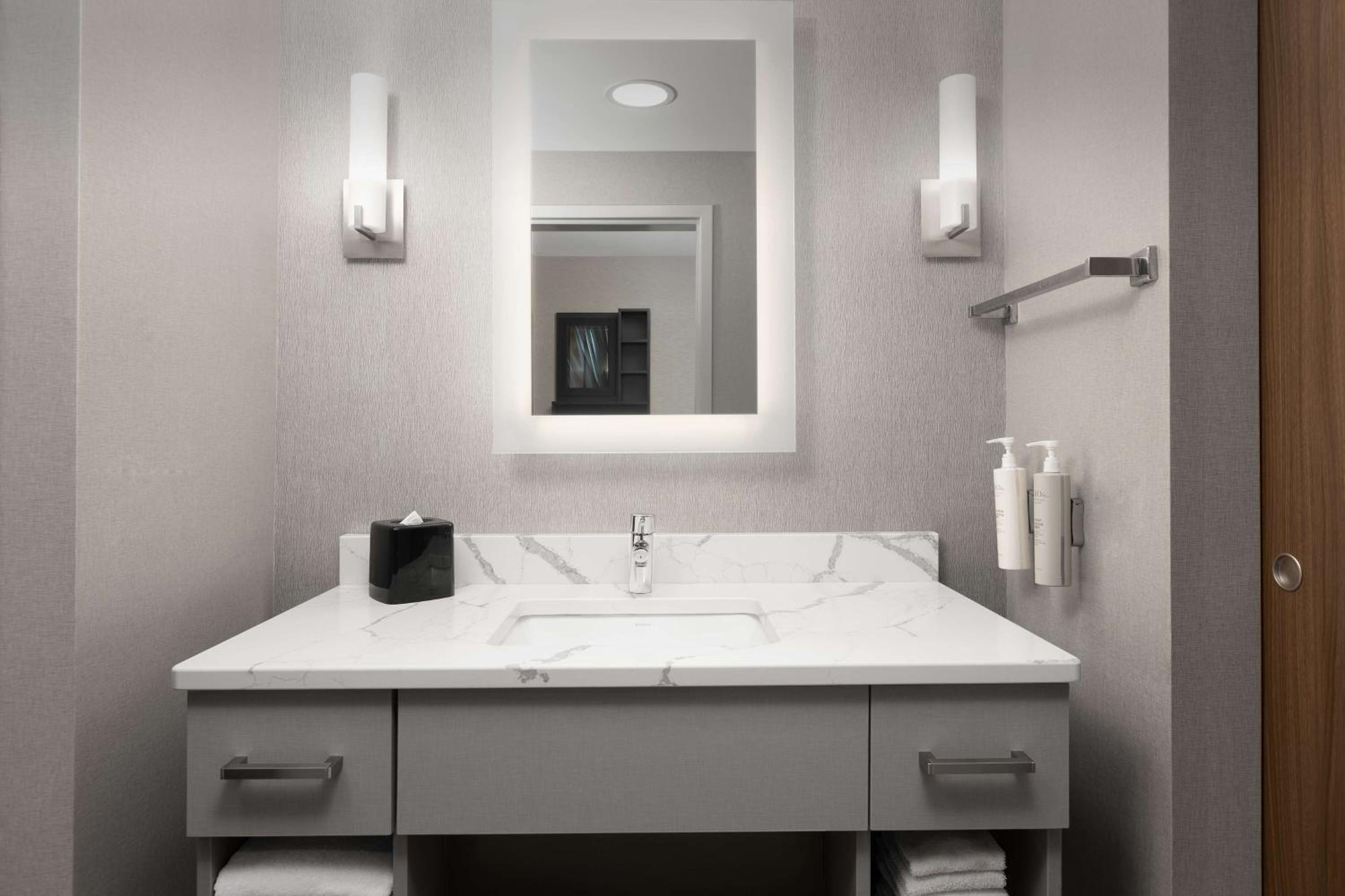 One-Bedroom King Suite - Non-Smoking - Photo 2