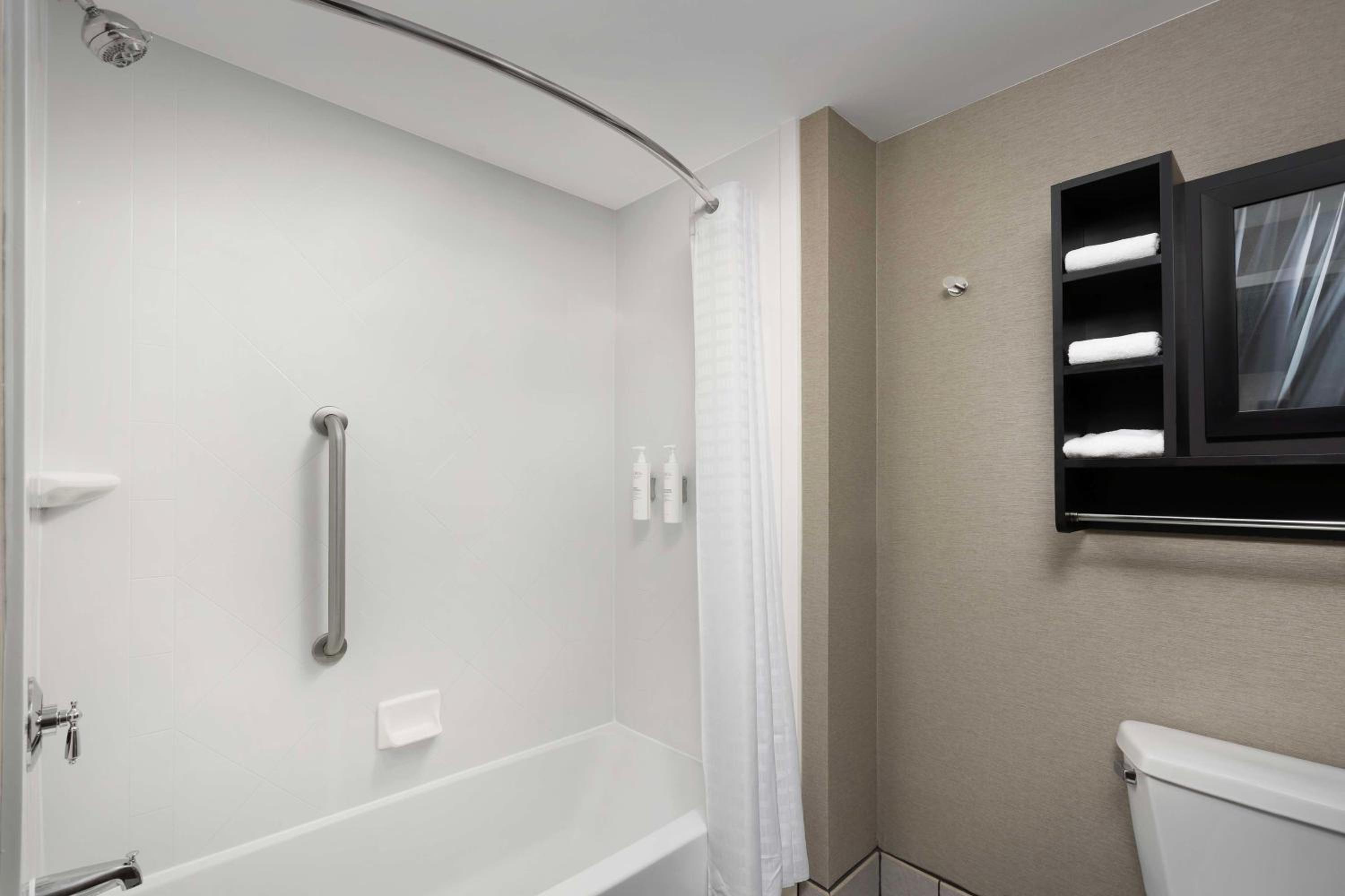 One-Bedroom King Suite - Non-Smoking - Photo 3