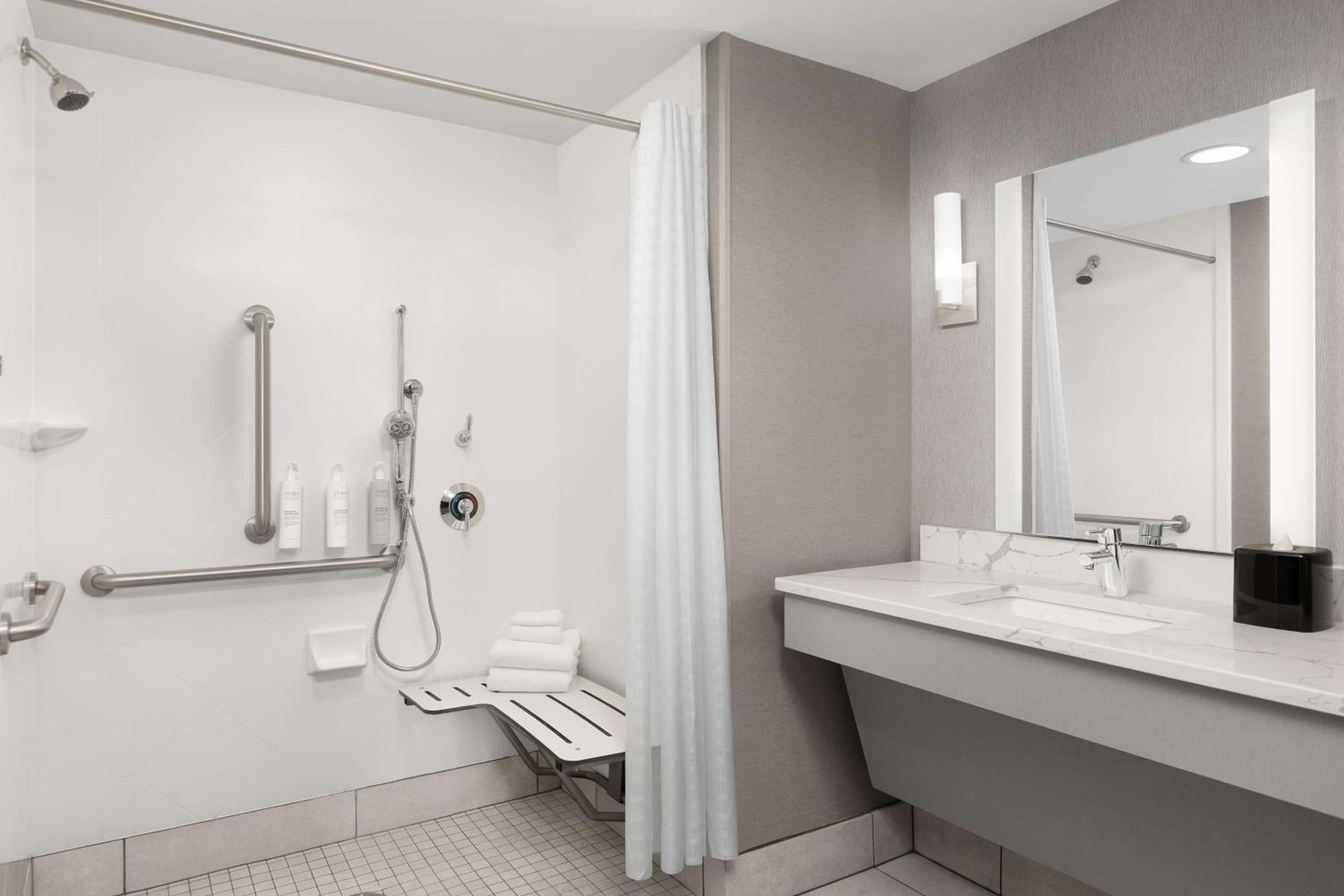 King Studio - Hearing Accessible with Roll In Shower - Photo 4