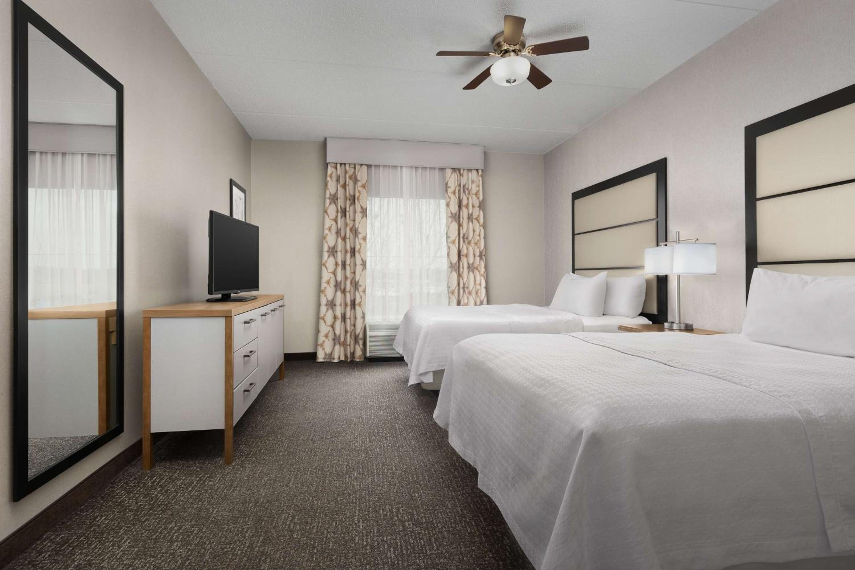 Two-Bedroom Suite with 1 King Bed and 2 Queen Beds- Non-Smoking - Photo 2