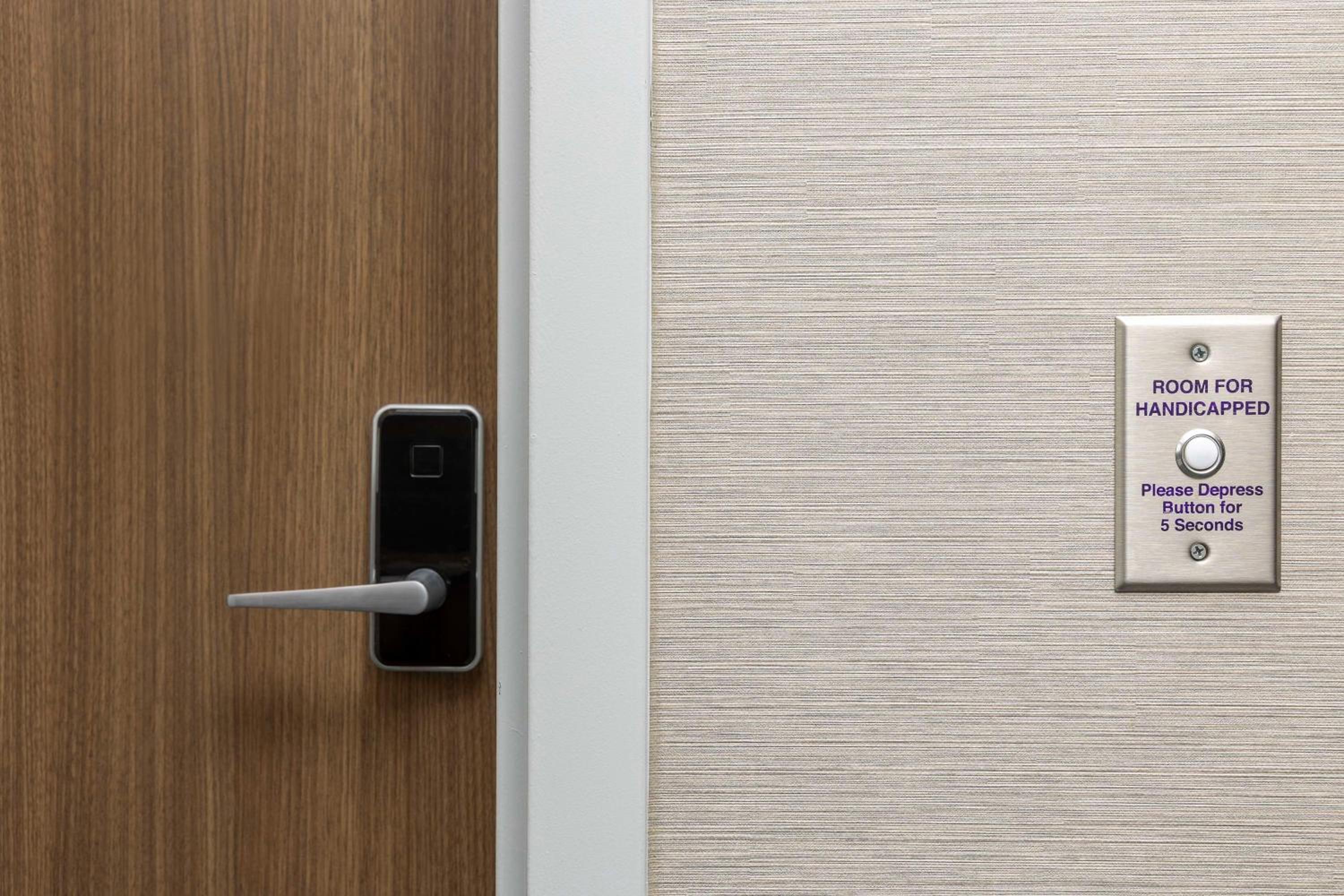 King Studio - Hearing Accessible with Roll In Shower - Photo 2