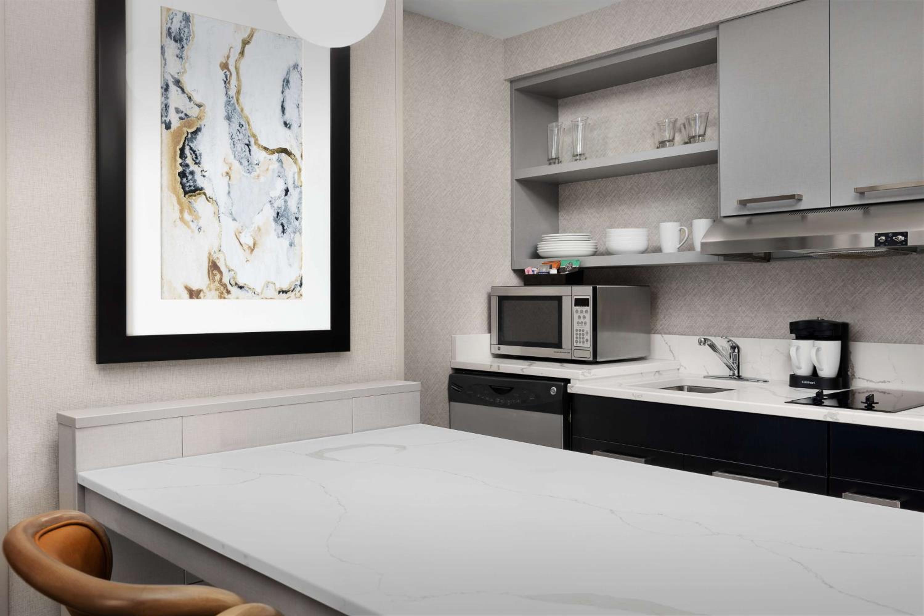 King Suite Mobility/Hearing Accessible with Tub photo 3
