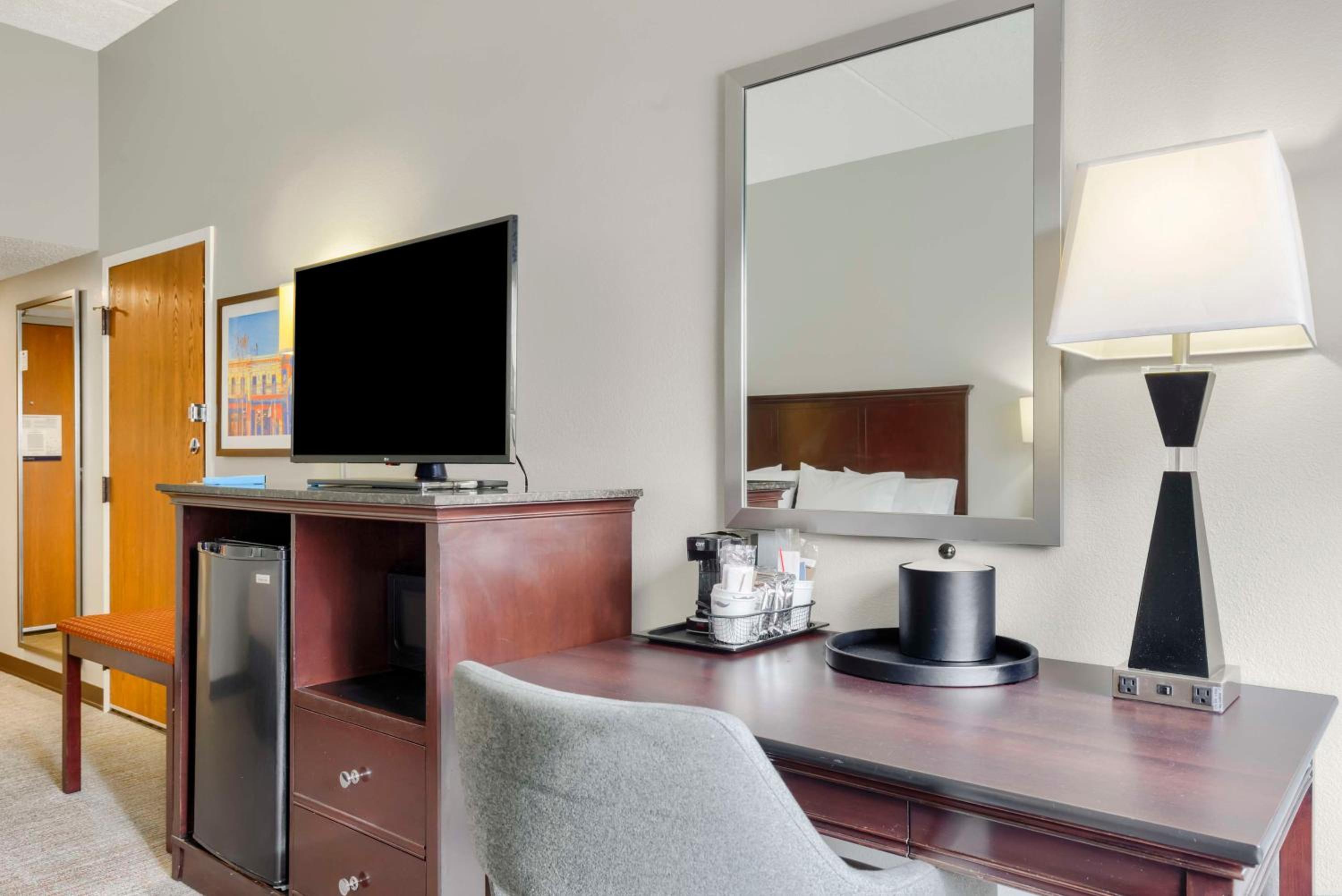 King Room with Microwave and Refrigerator - Non-Smoking photo 1