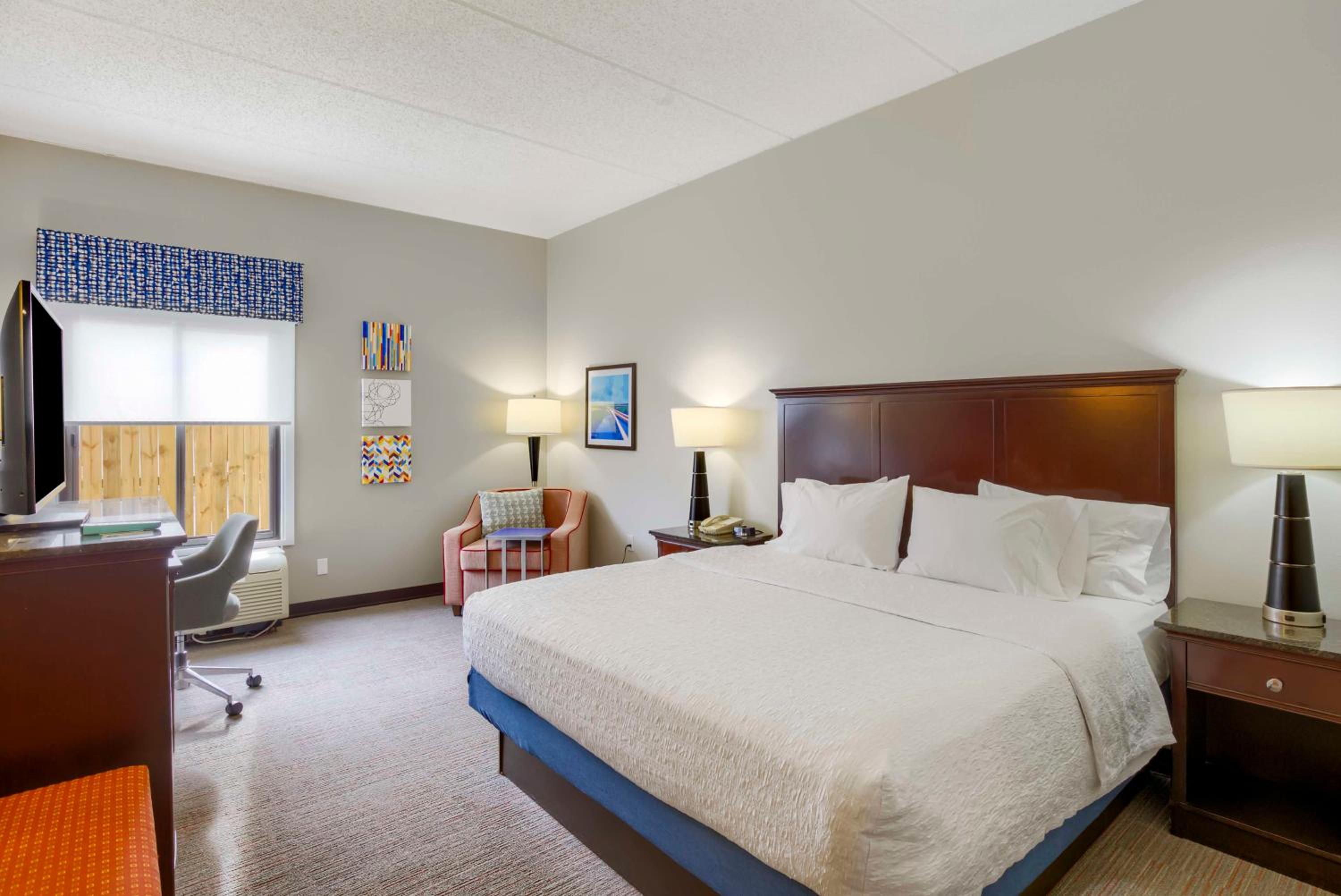 King Room with Microwave and Refrigerator - Non-Smoking photo 2