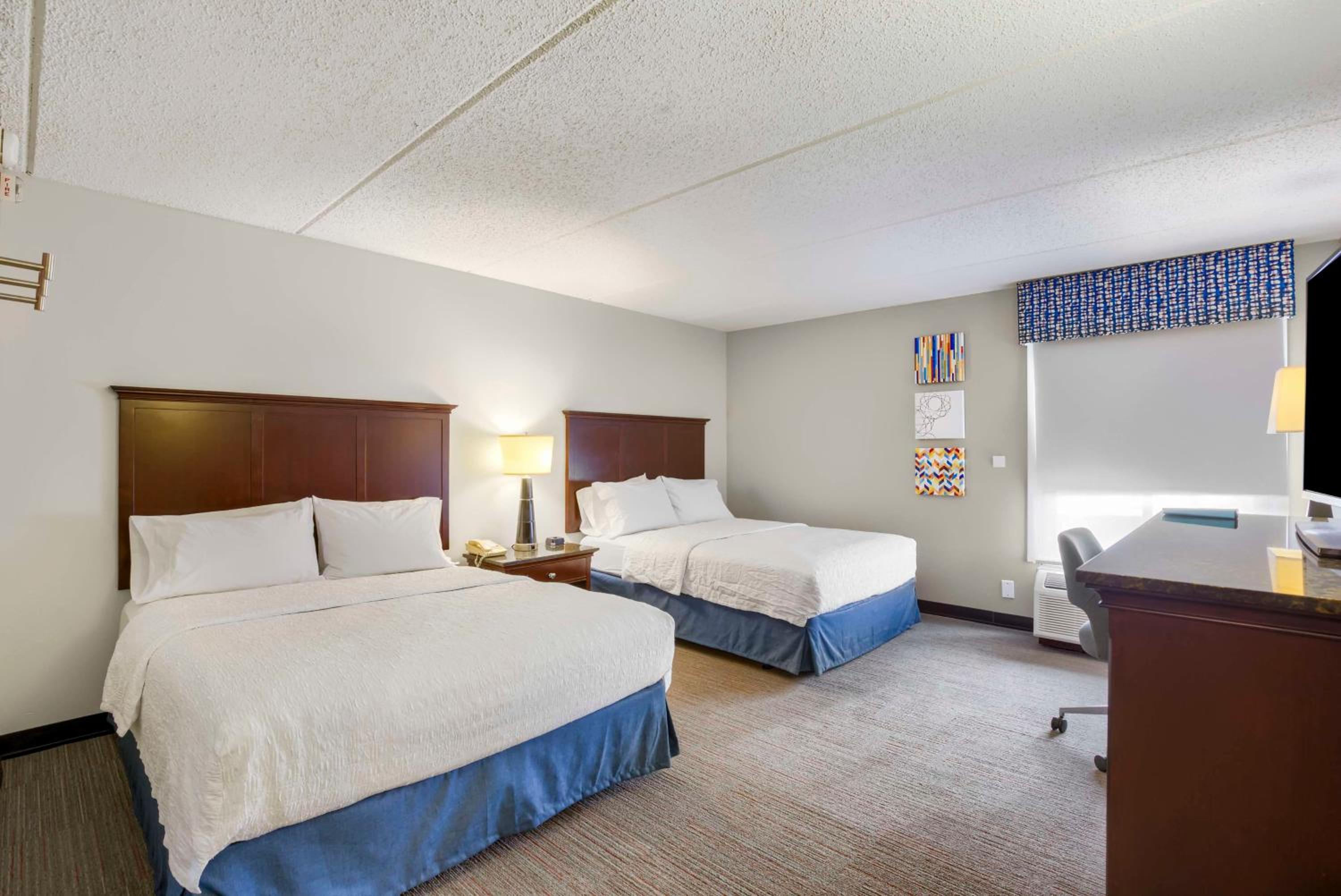 Queen Room with Two Queen Beds - Non-Smoking photo 3