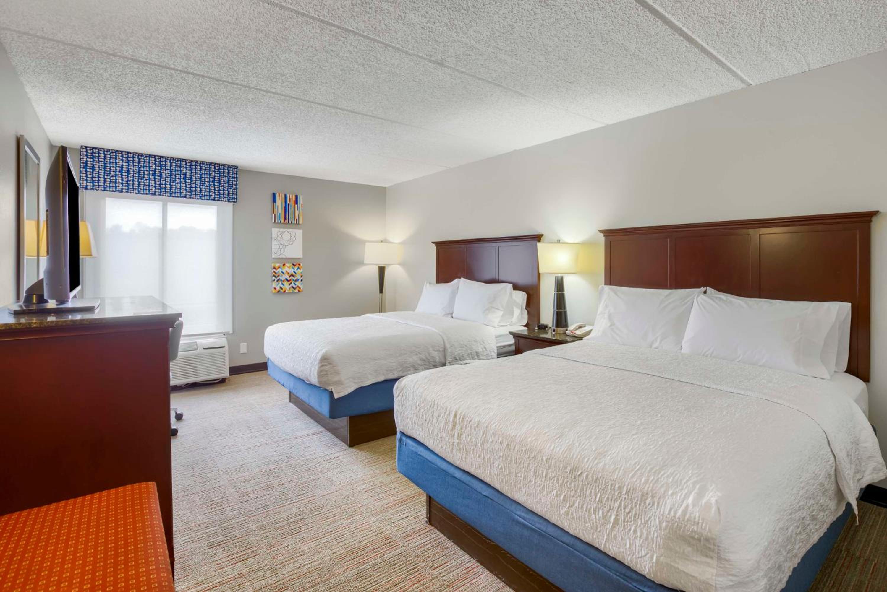 Queen Room with Two Queen Beds - Non-Smoking photo 2