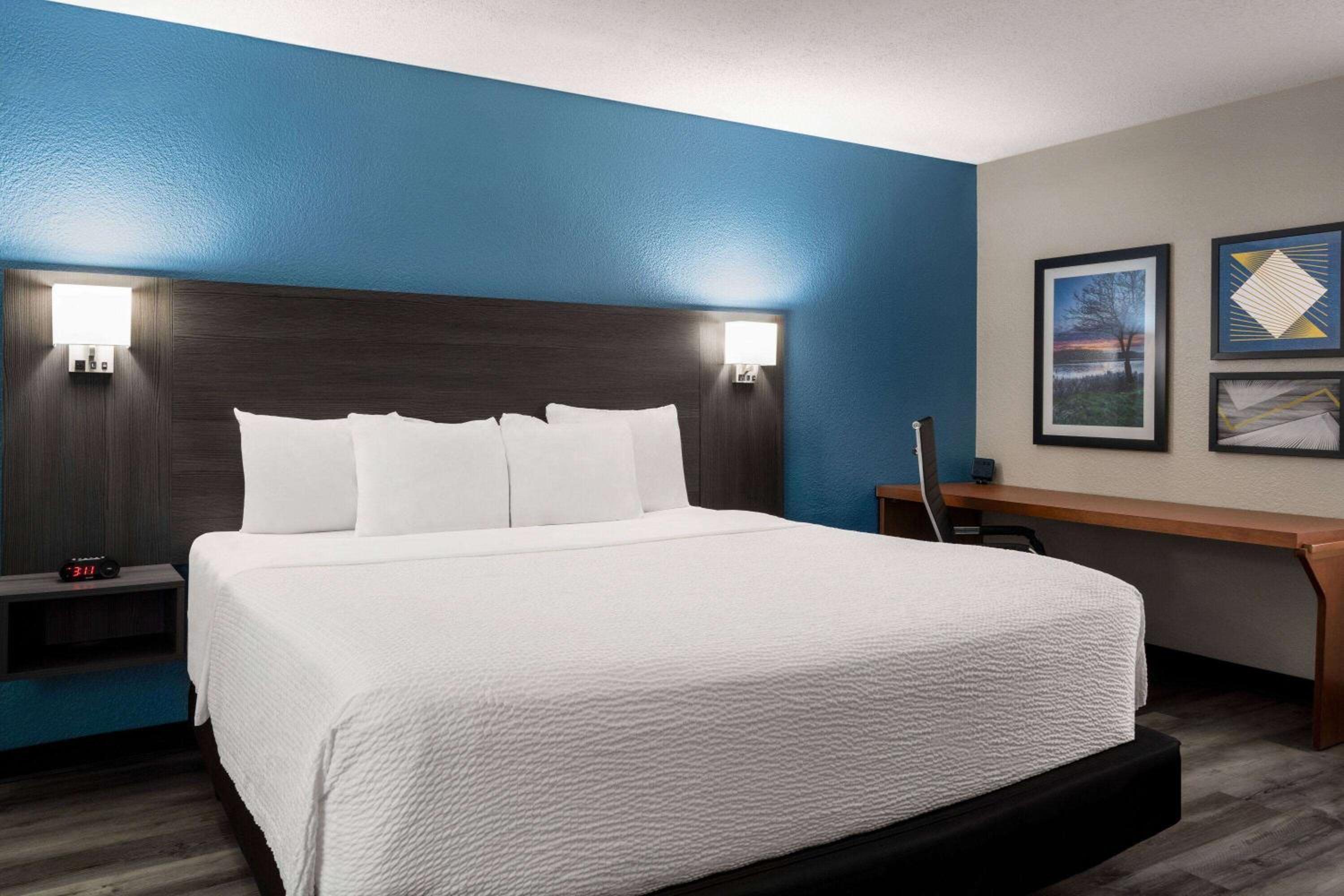 1 King Bed, Deluxe One Bedroom Suite, Non-Smoking - Photo 1