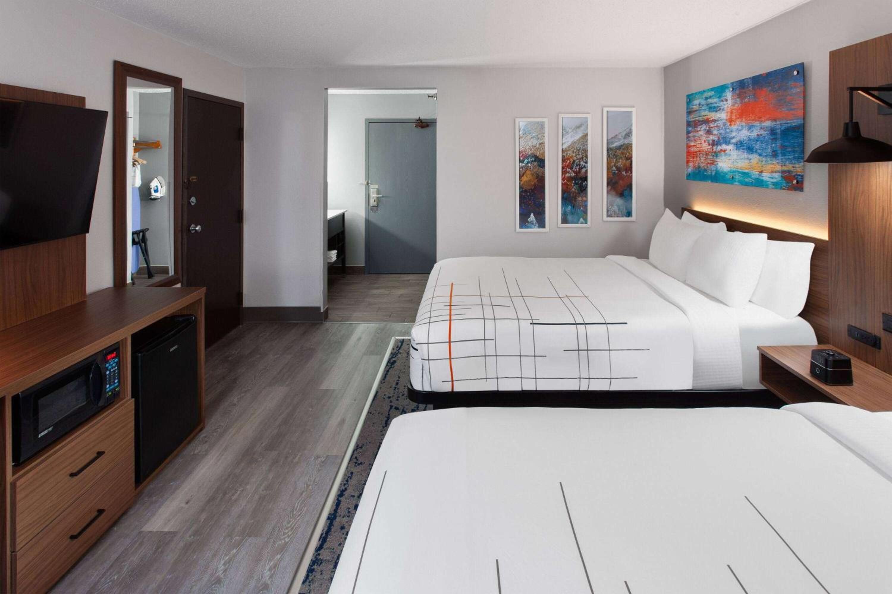 Deluxe Queen Room with Two Queen Beds - Non-Smoking - Photo 2