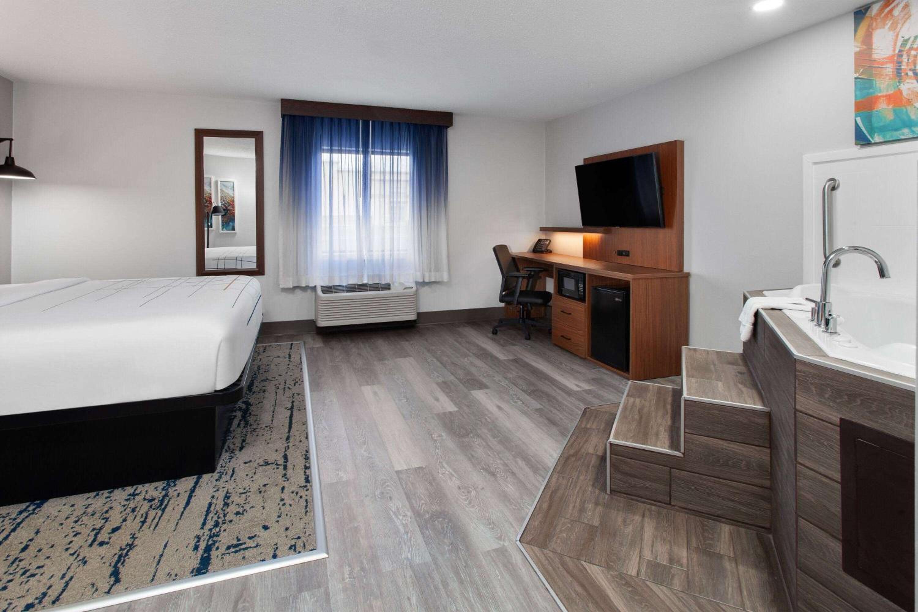 Deluxe King Room with Jetted Tub, Non-Smoking - Photo 1