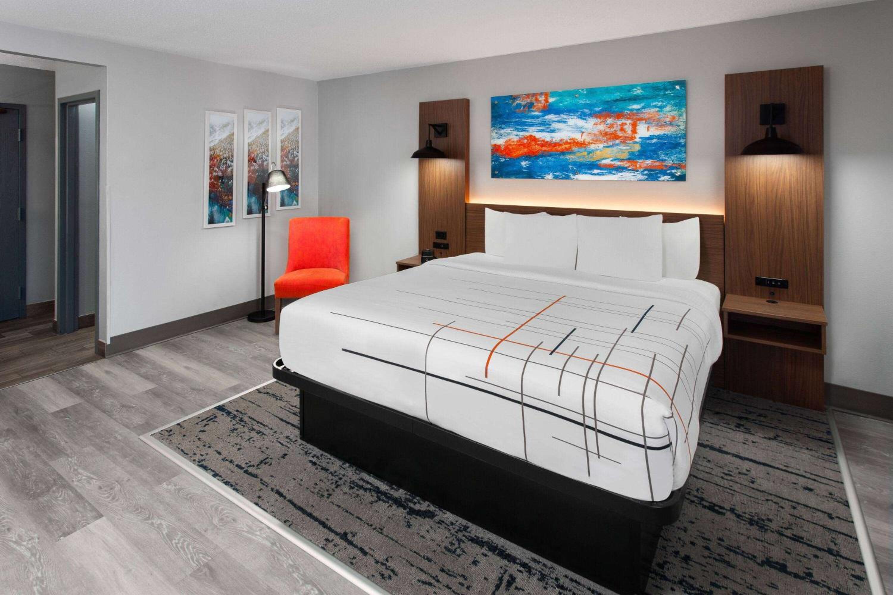 Deluxe King Room with Jetted Tub, Non-Smoking - Photo 3