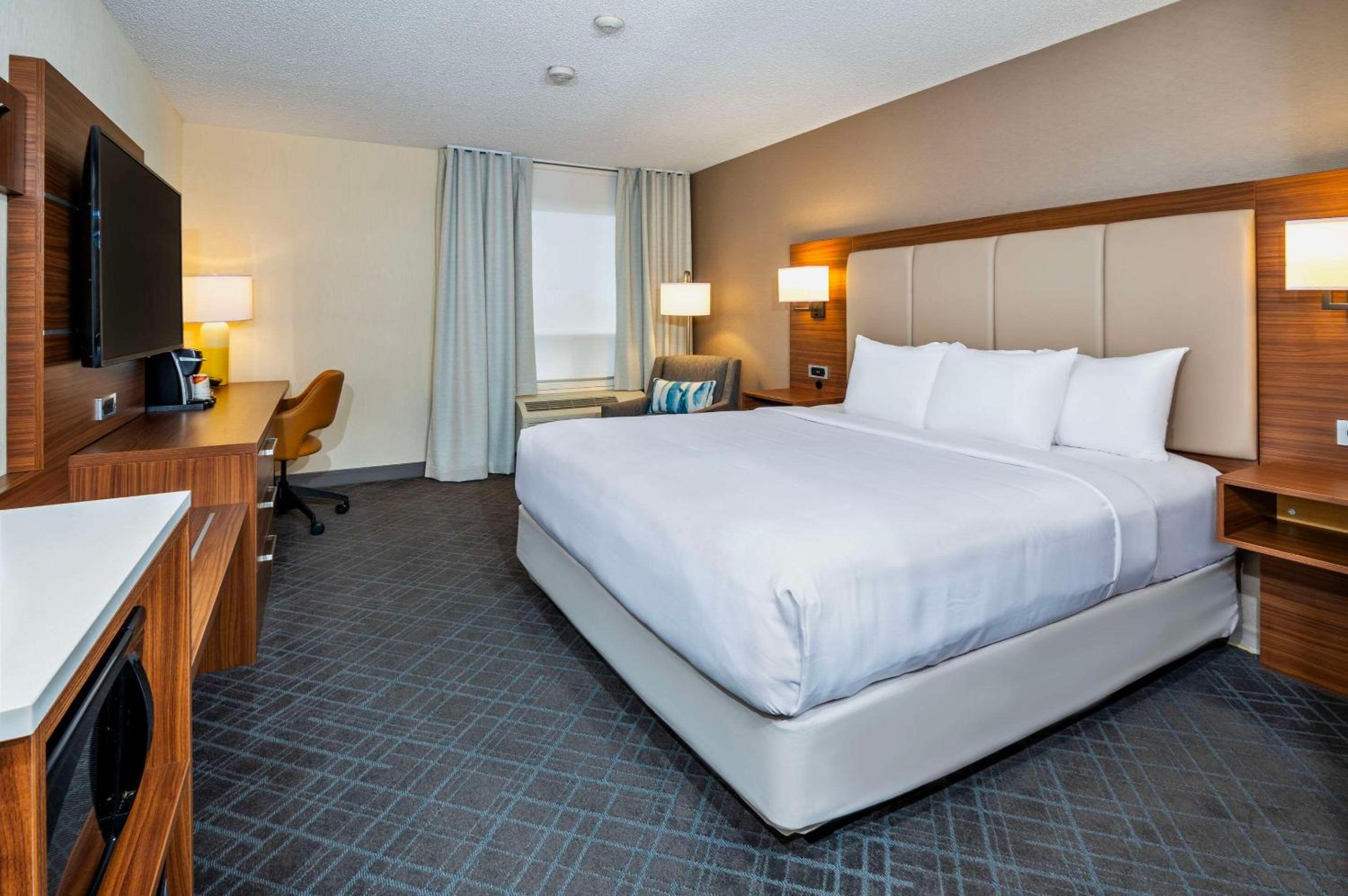 Standard King Room - Non-Smoking  - Photo 1
