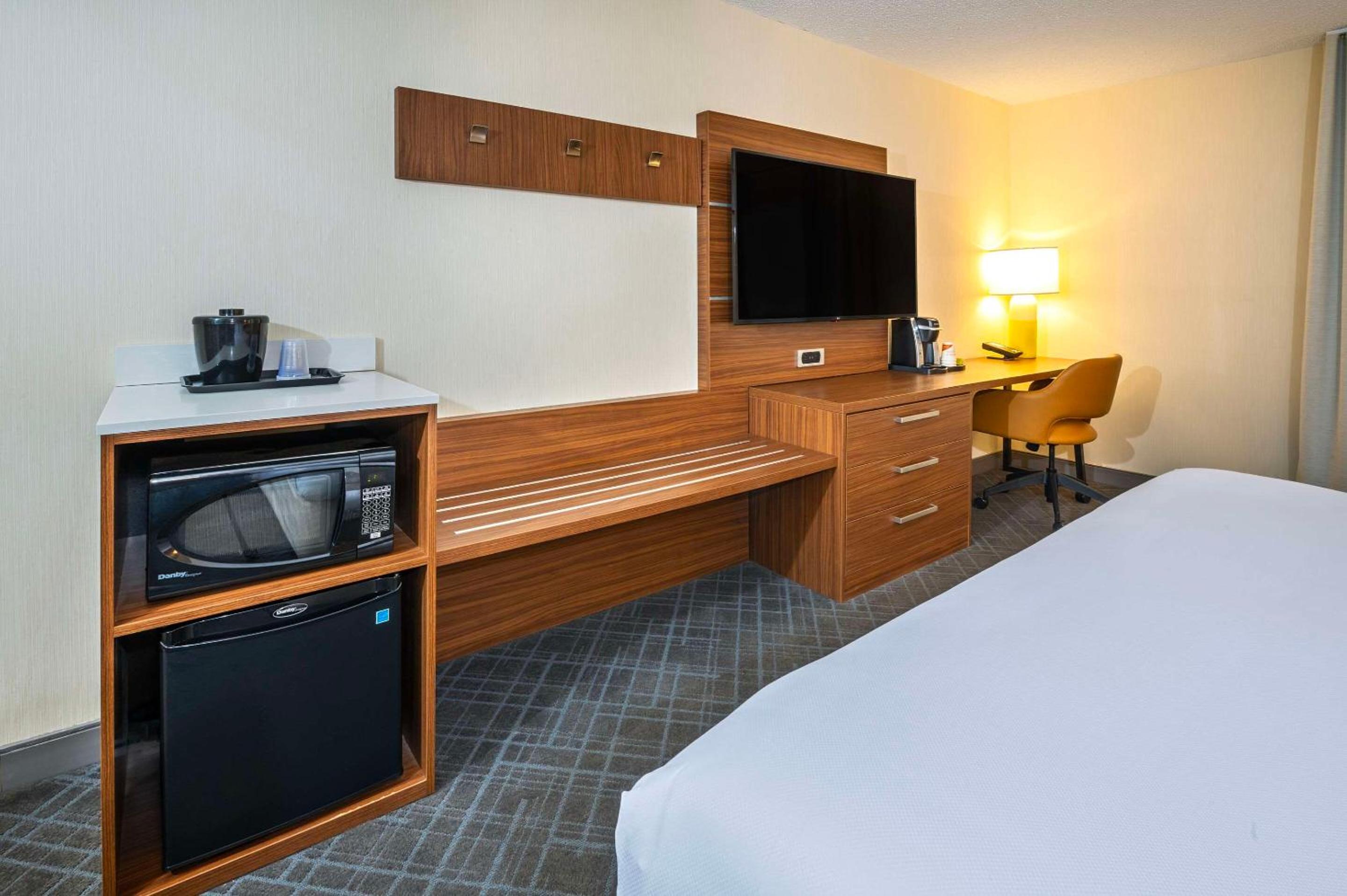 Standard King Room - Non-Smoking  - Photo 2