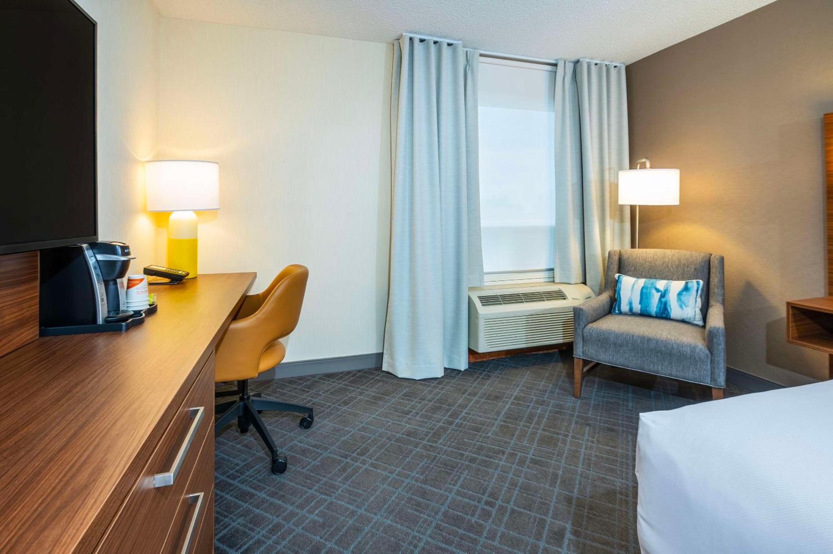 Standard King Room - Non-Smoking  - Photo 3