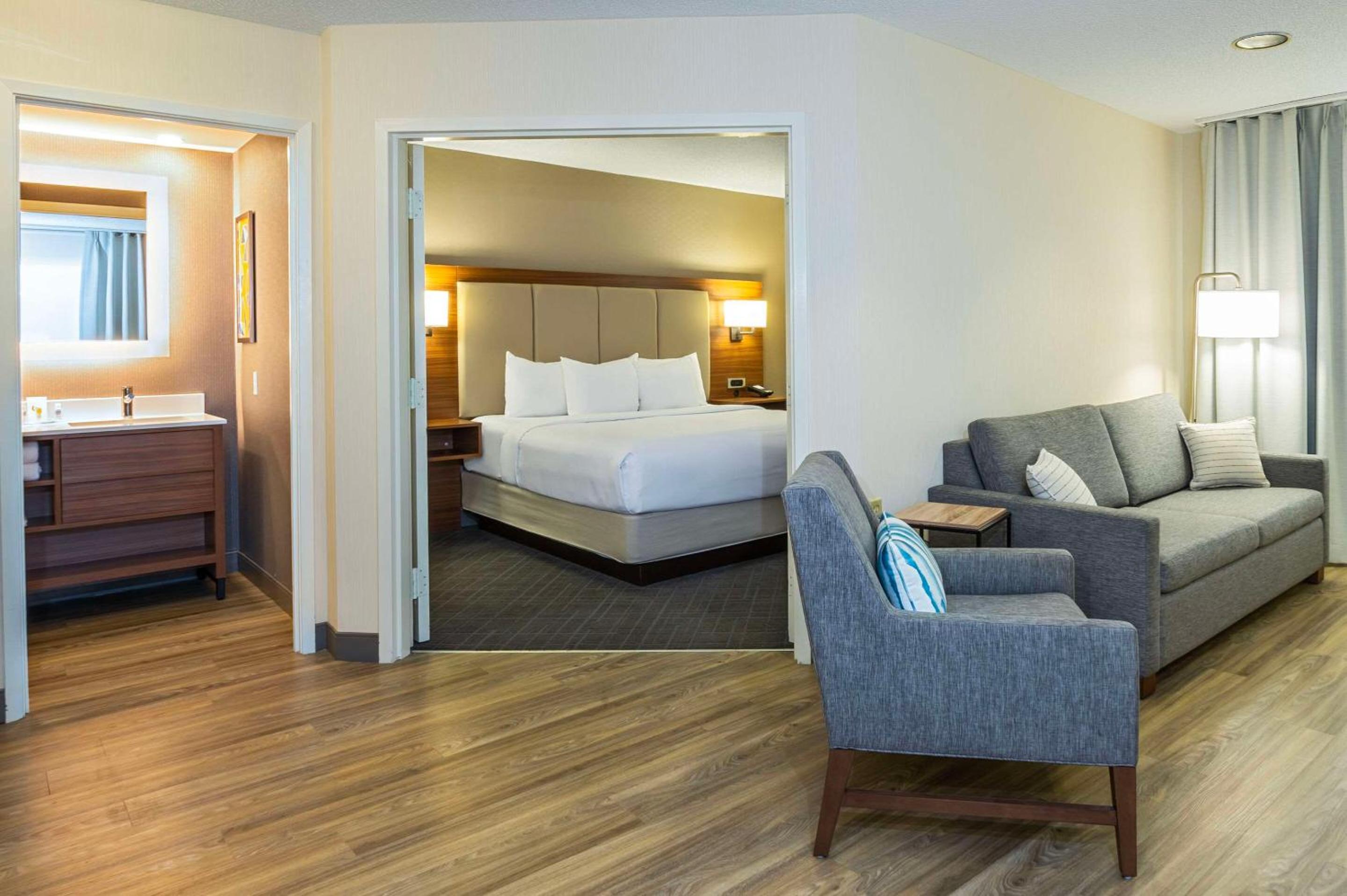 King Suite - Non-Smoking - Photo 2