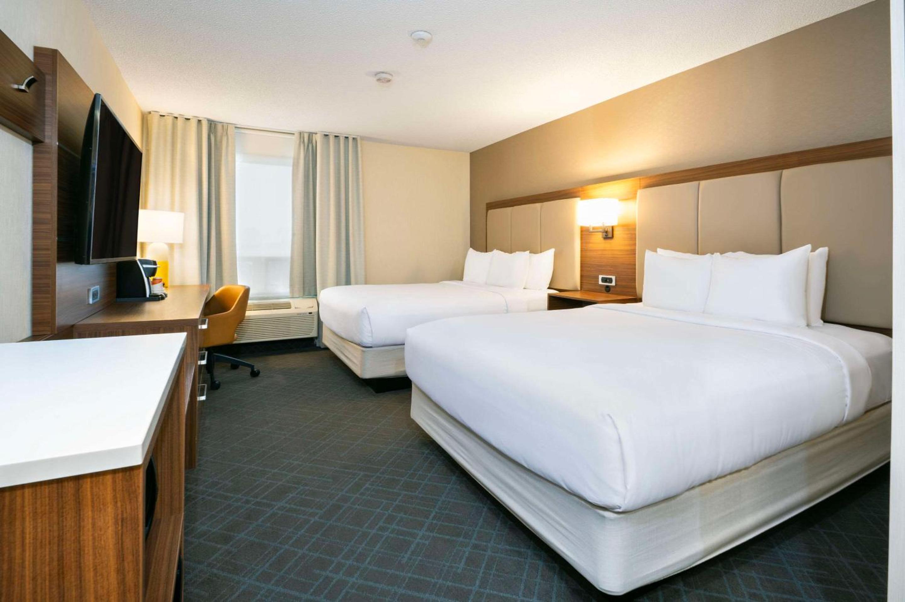Queen Room with Two Queen Beds - Non-Smoking - Photo 1