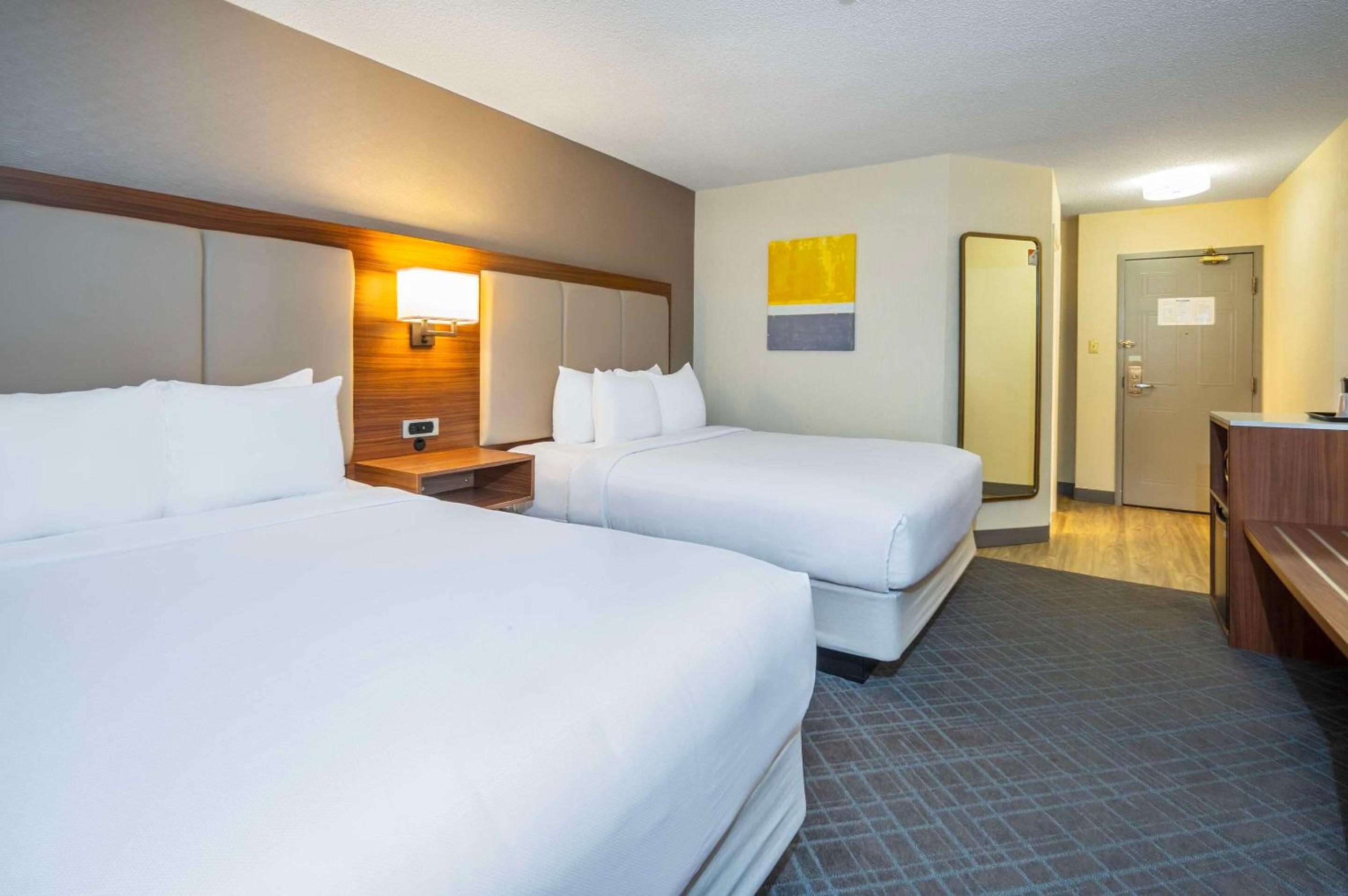 Queen Room with Two Queen Beds - Non-Smoking - Photo 3