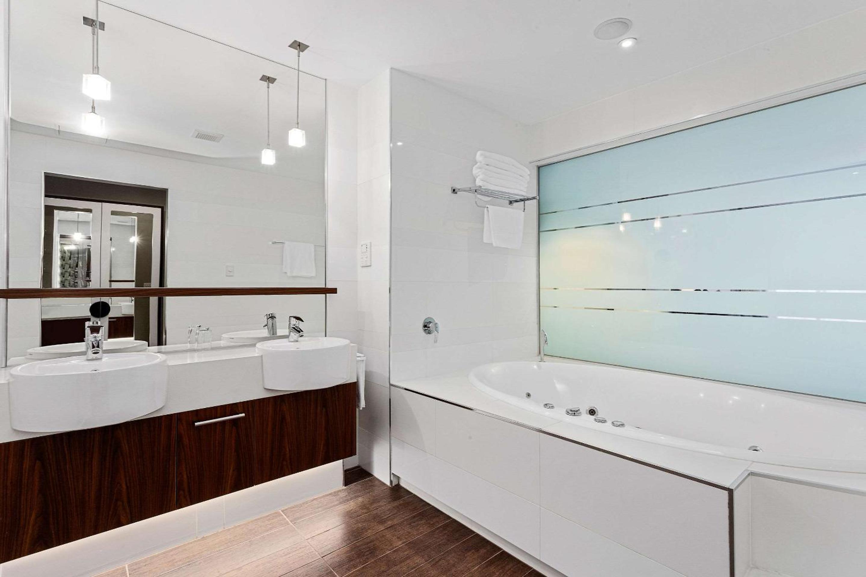 Executive King Room with Spa Bath - Photo 3