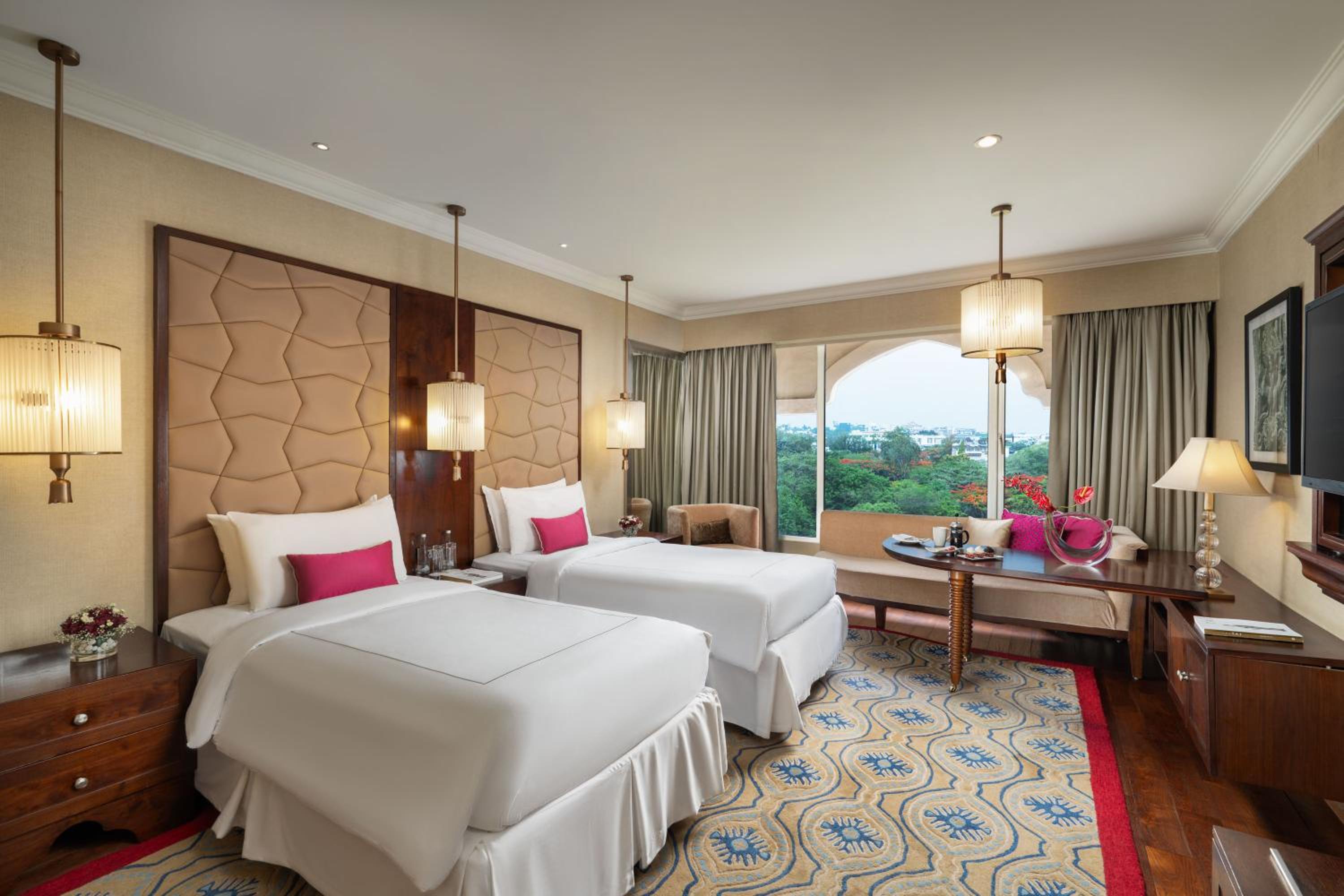 Luxury Room City View Twin Bed - Photo 1
