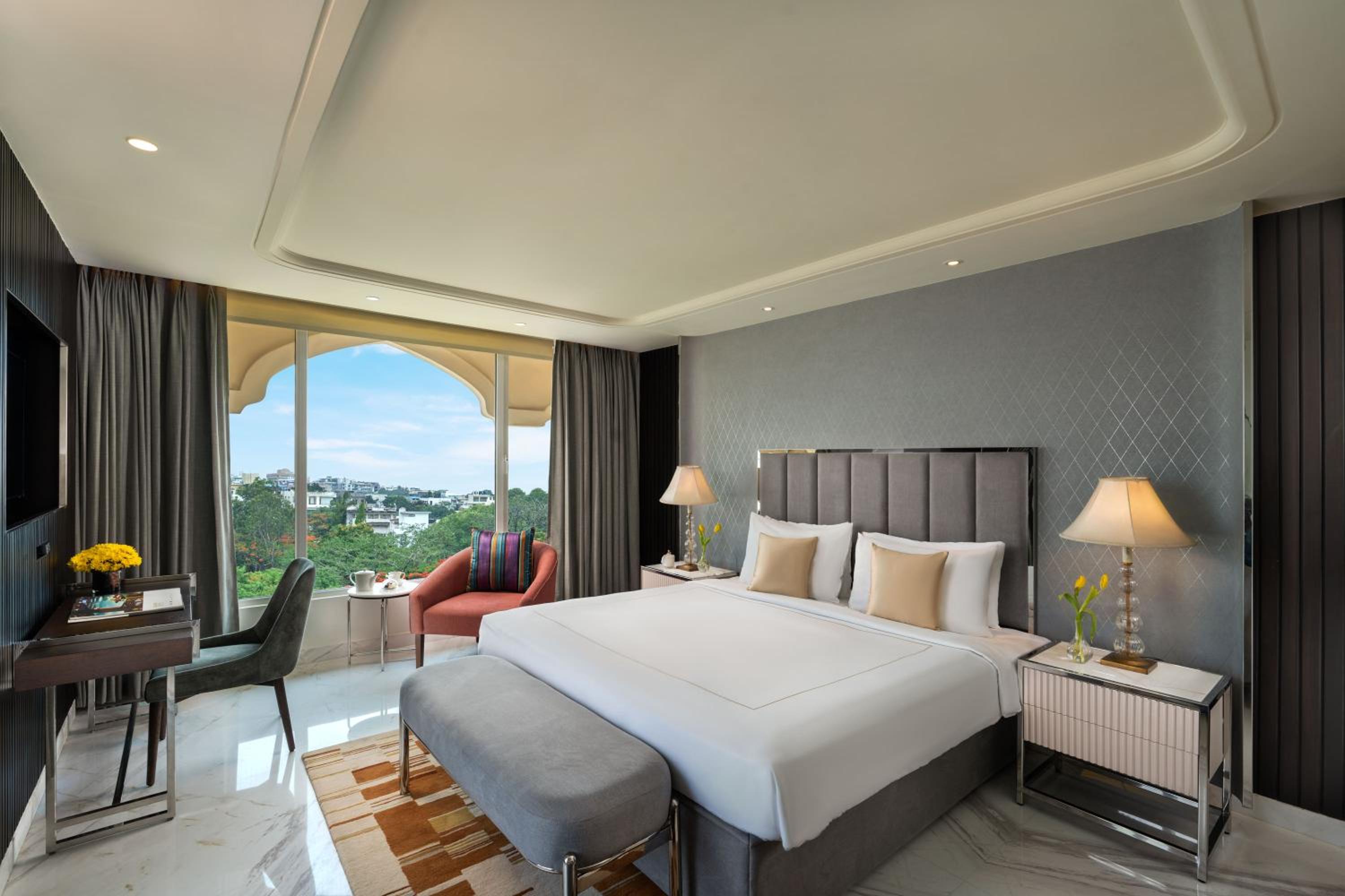 Suite - Photo 1