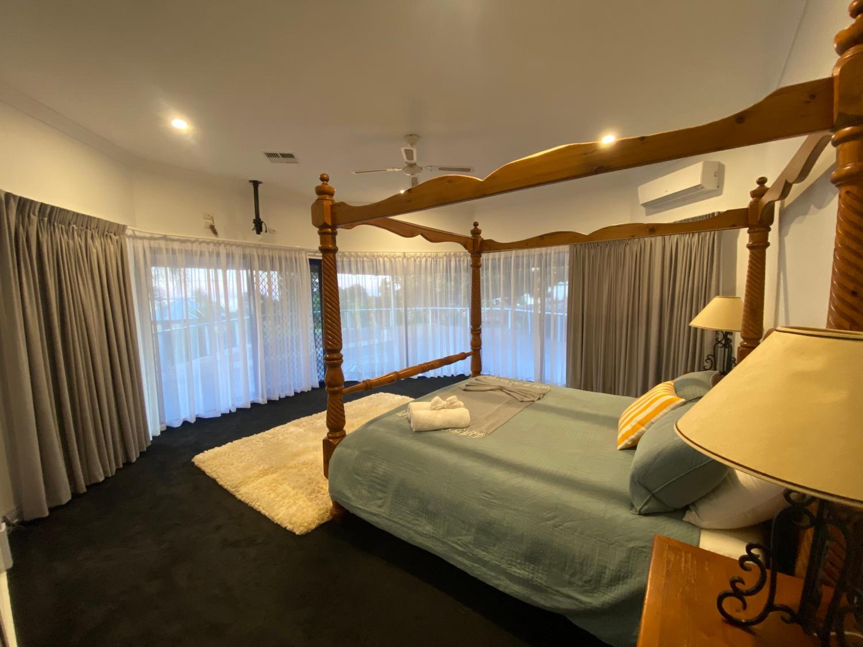 Six-Bedroom House photo 1