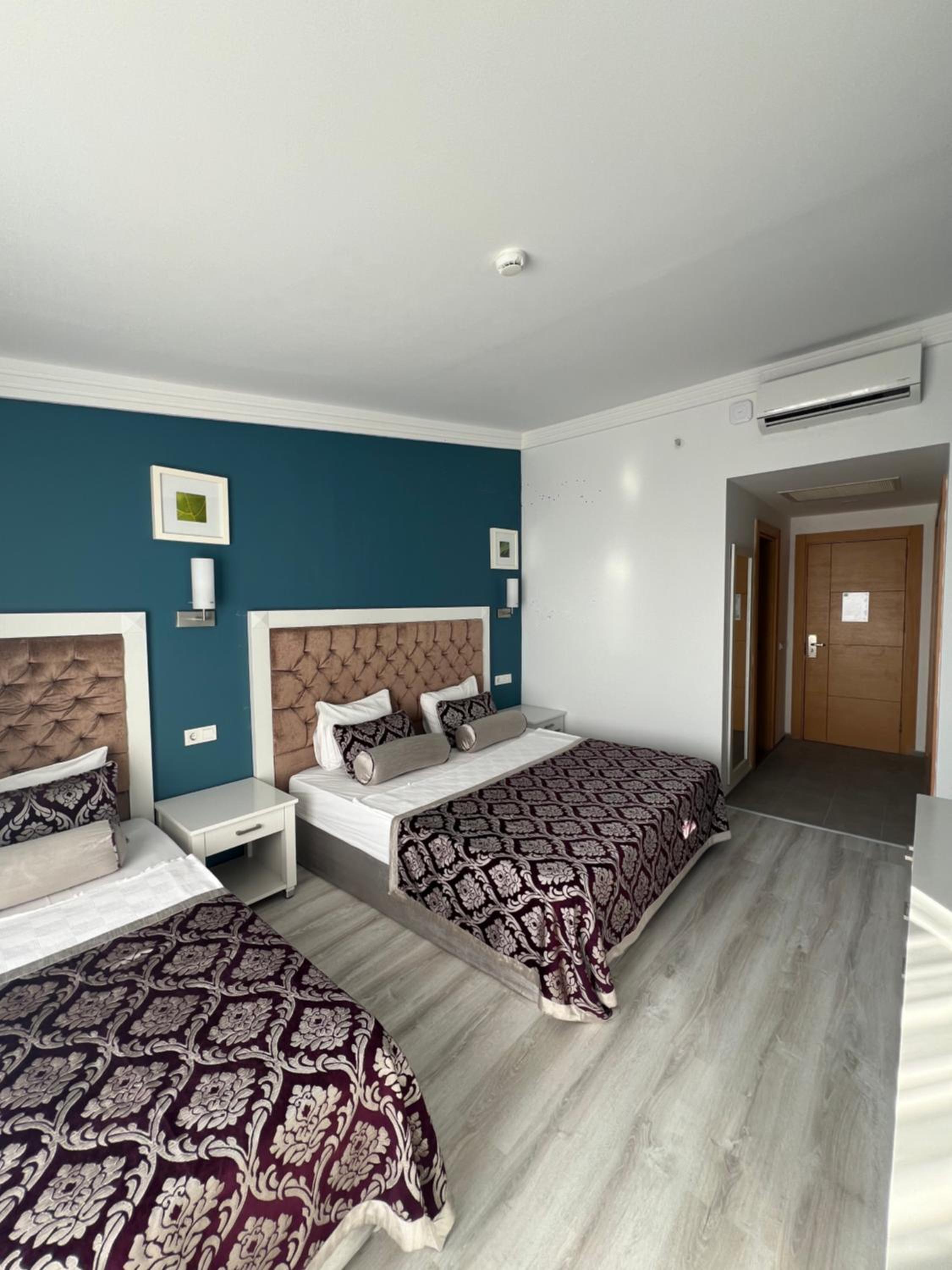 Standard Triple Room with Sea View thumbnail 6