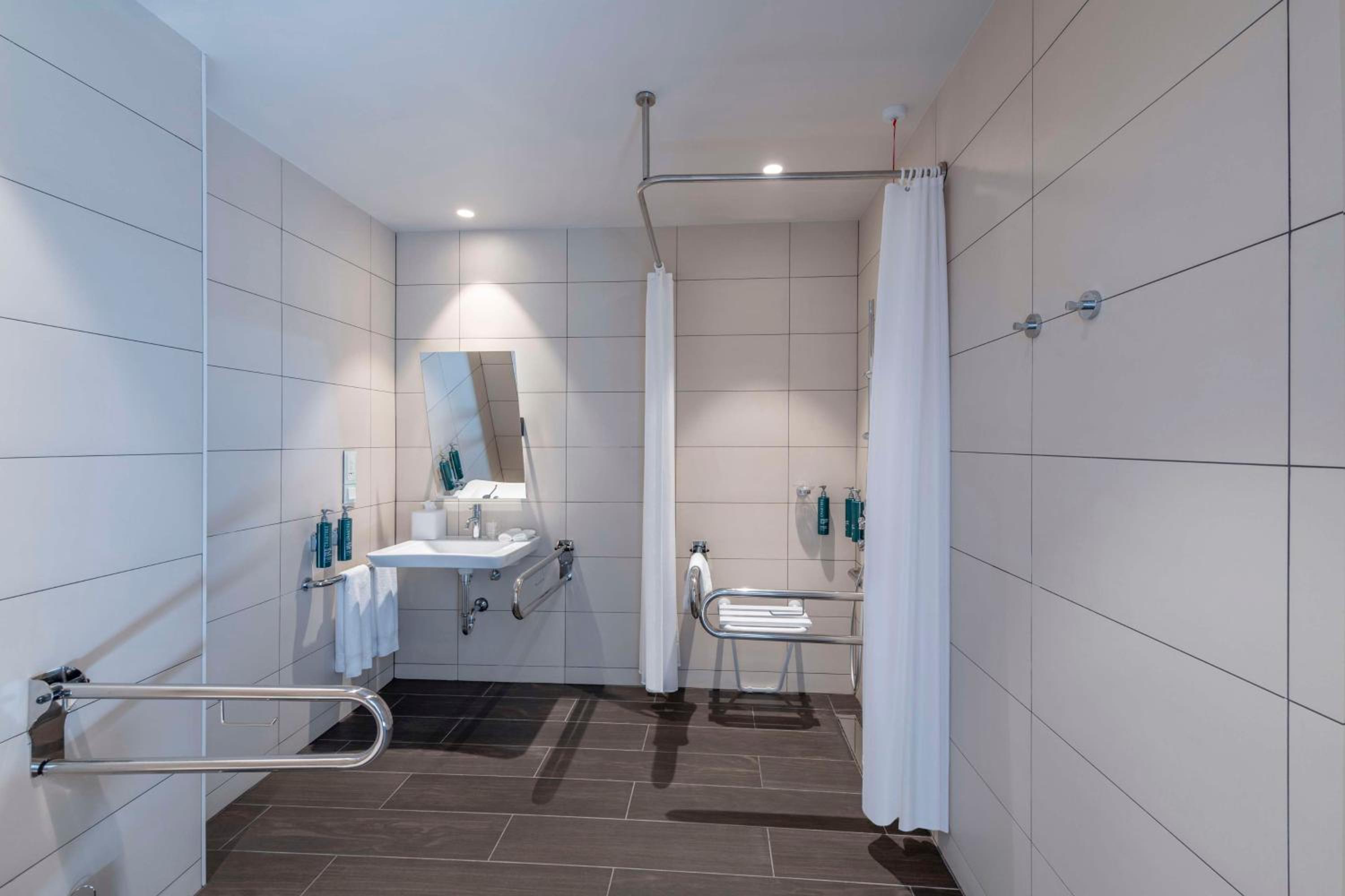 King Room - Mobility Accessible - Photo 4