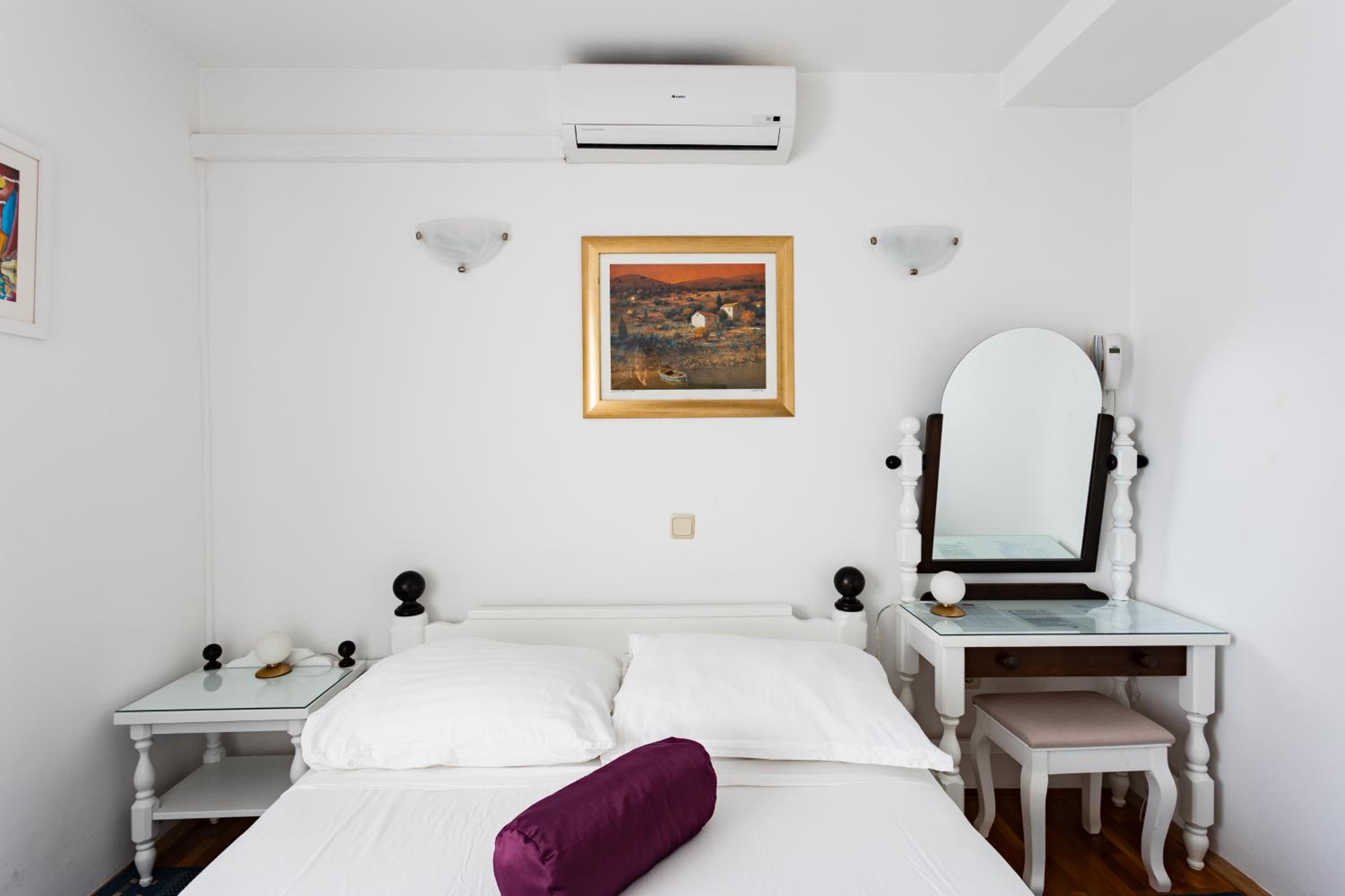 Deluxe Double Room with Side Sea View