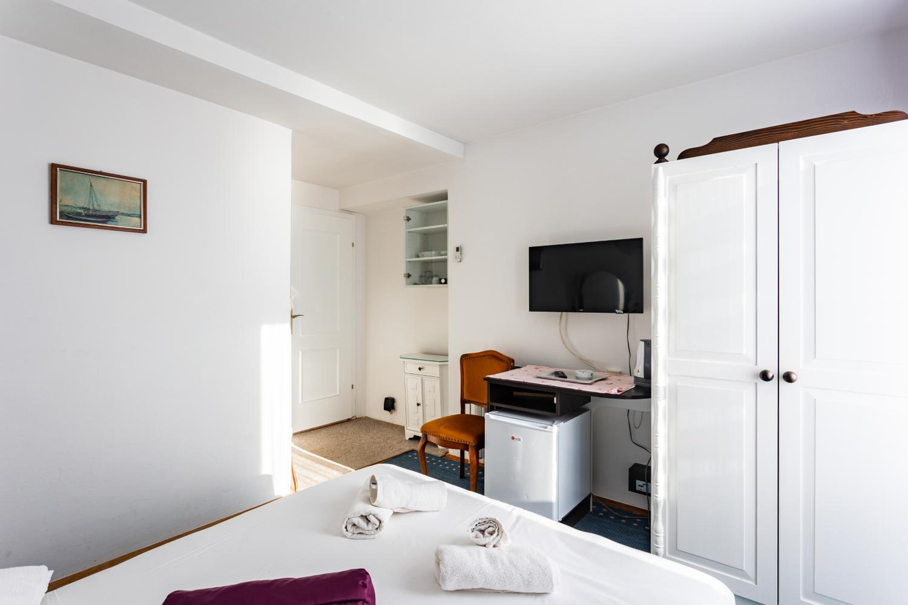 Deluxe Double Room with Side Sea View photo 3