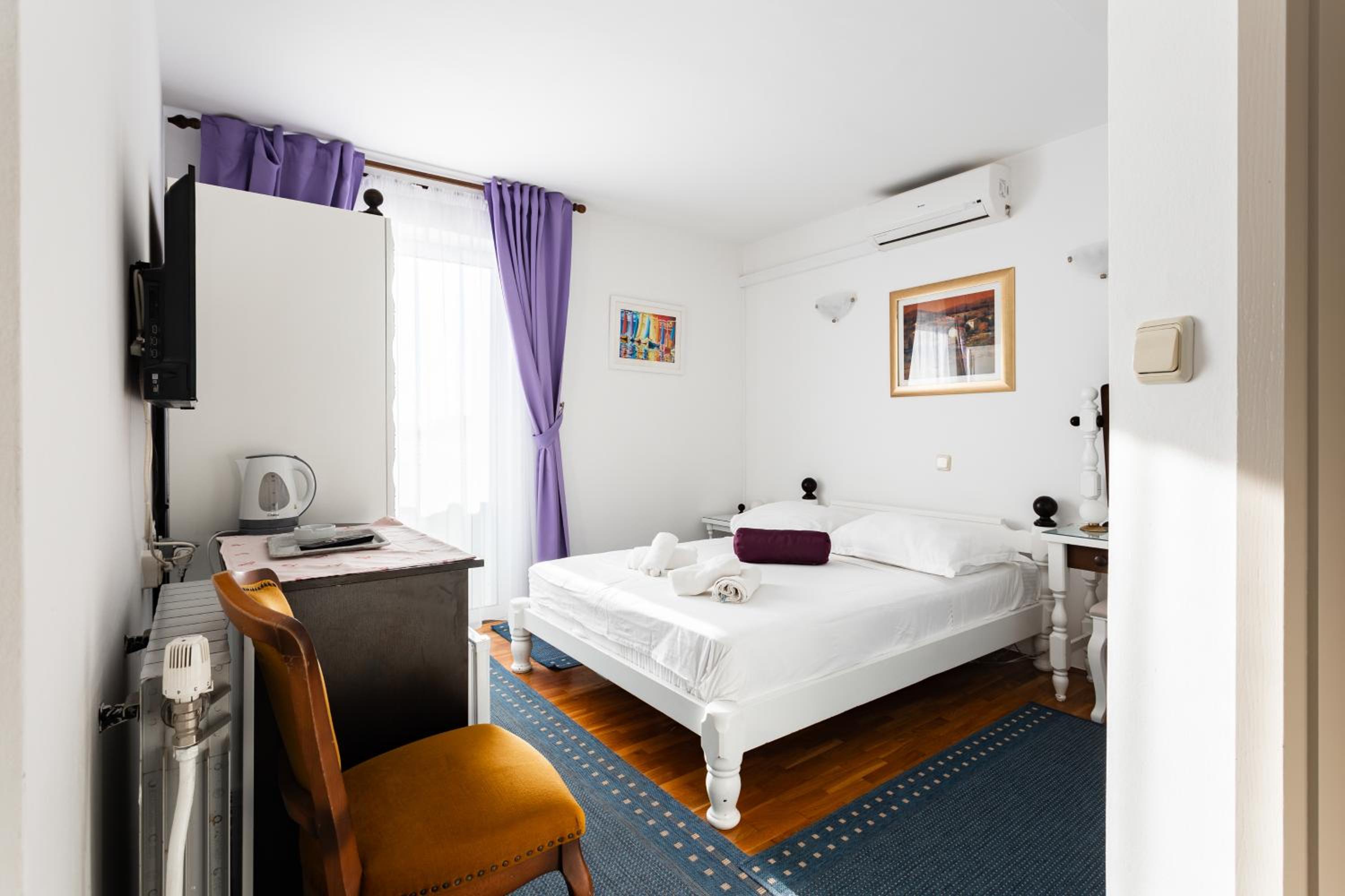 Deluxe Double Room with Side Sea View photo 2