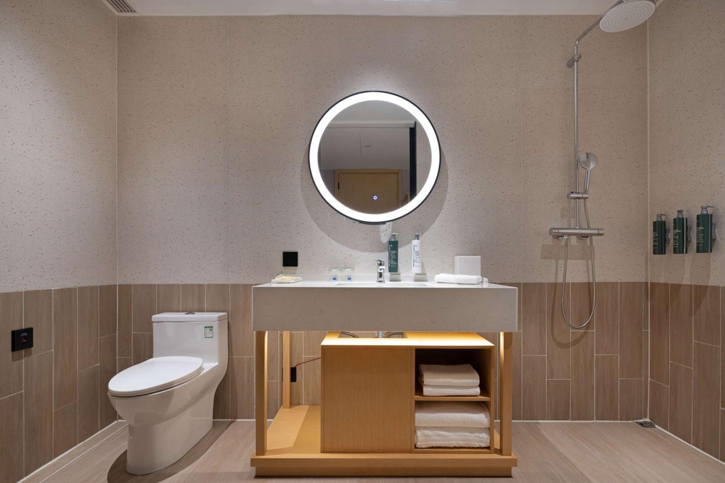 King Room - Mobility Accessible  - Photo 3