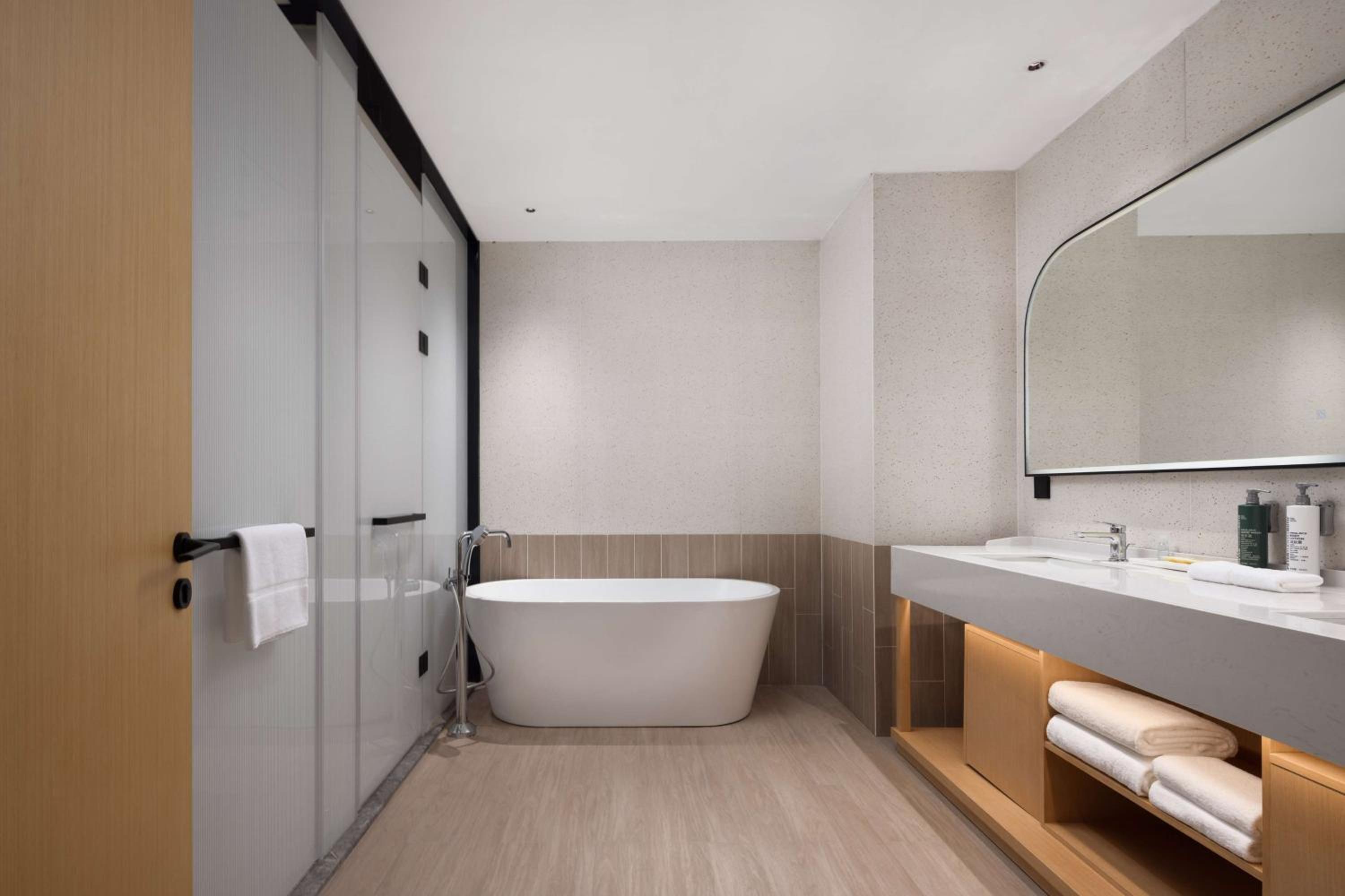 Deluxe King Suite - Photo 2