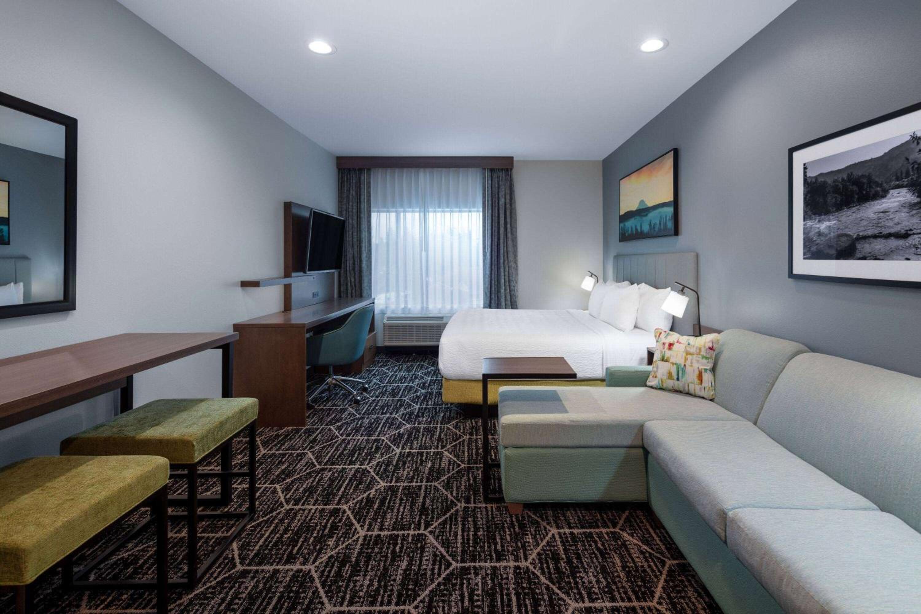 King Suite with Kitchenette - Non-Smoking - Photo 3