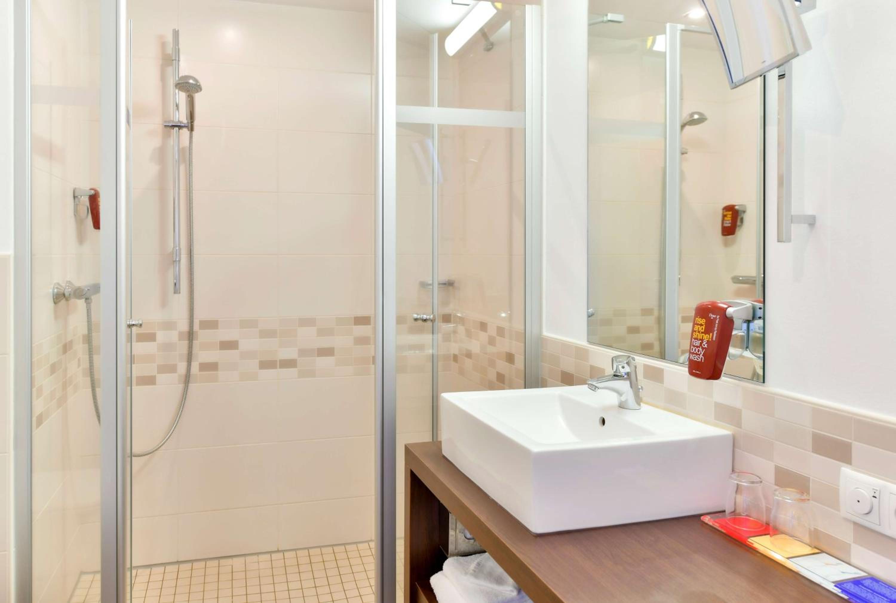 Junior Queen Suite with Balcony - Top Floor/Non-Smoking - Photo 3