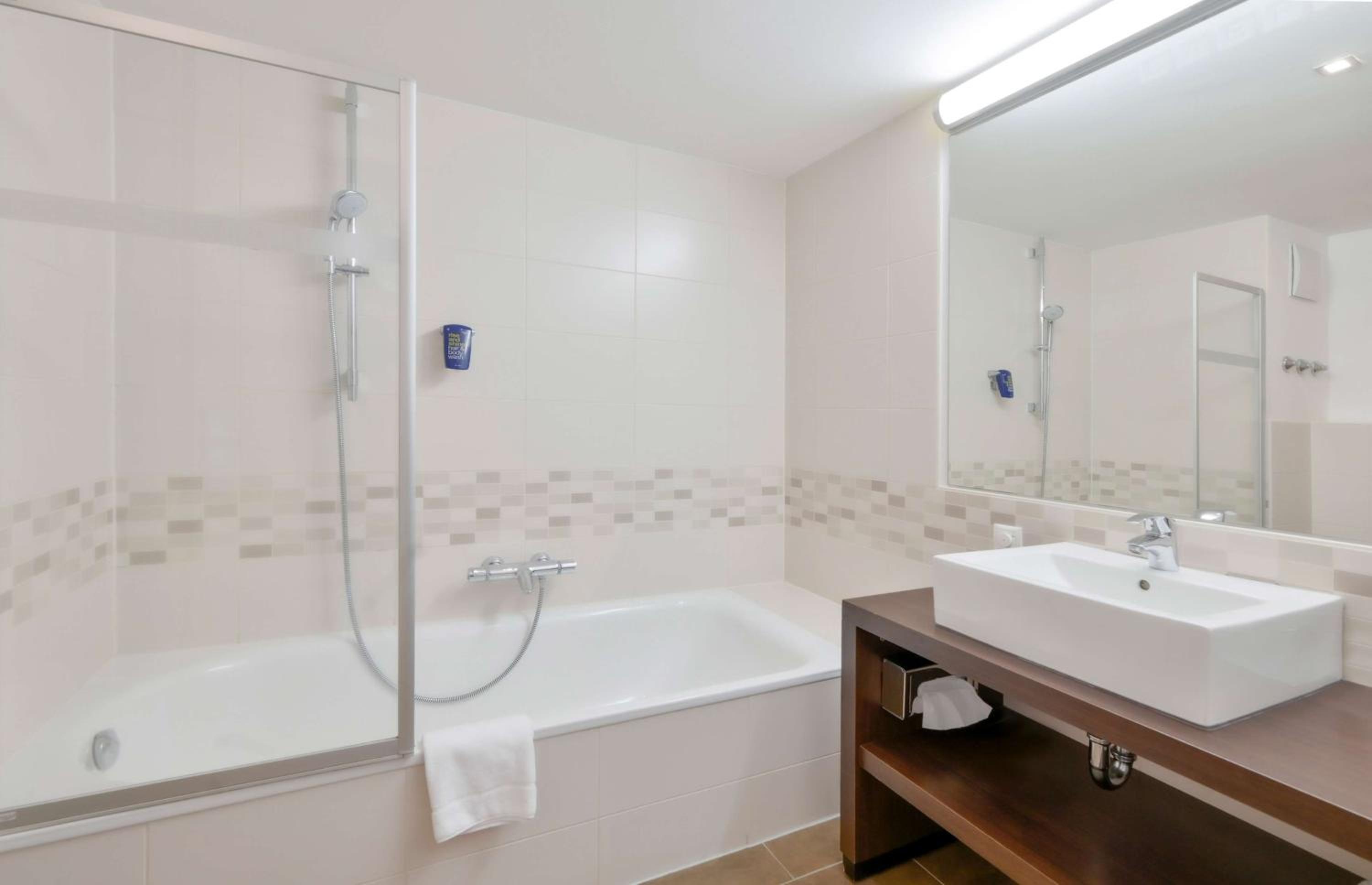 Superior Queen Room - Higher Floor/Non-Smoking - Photo 3
