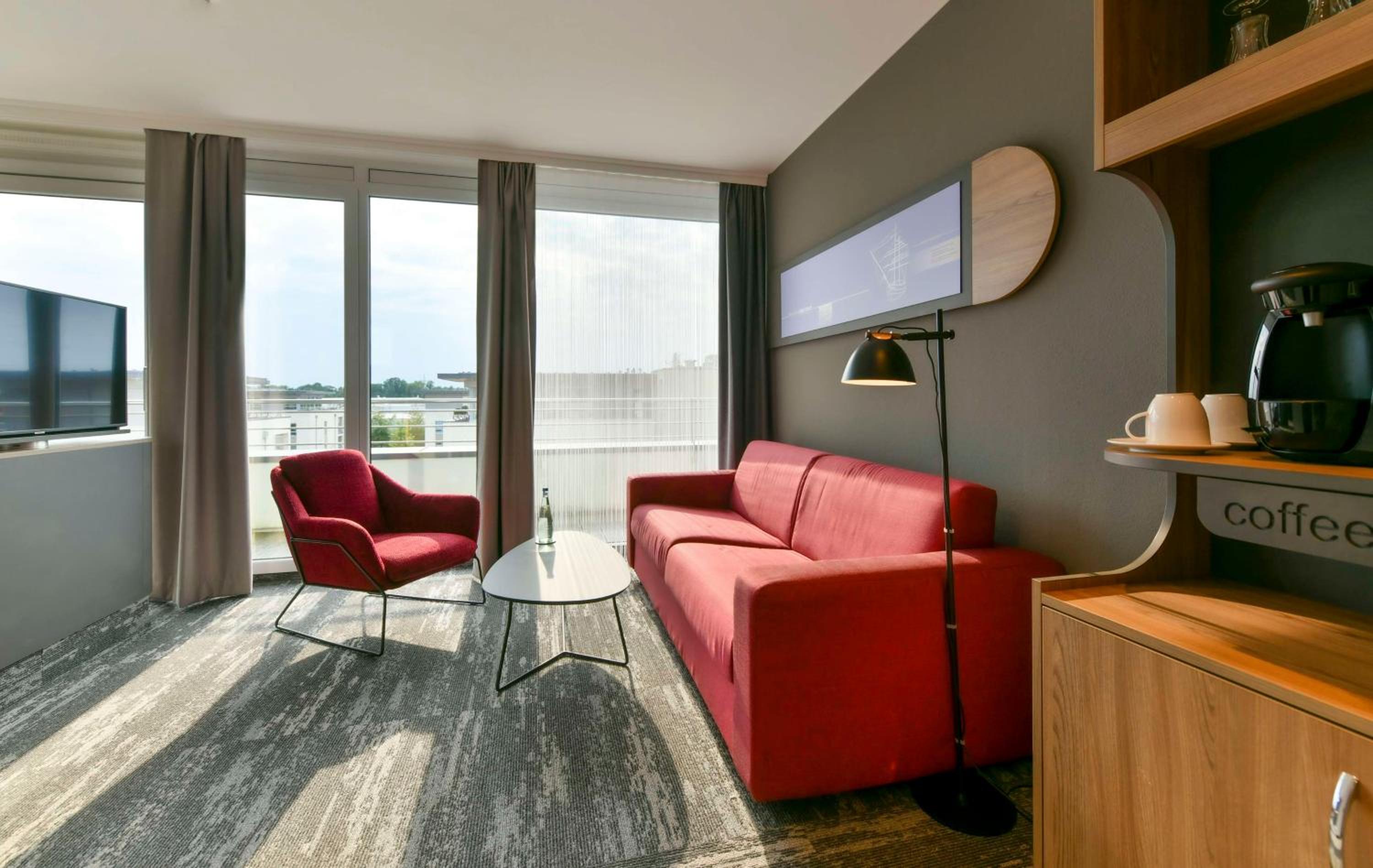 Junior Queen Suite with Balcony - Top Floor/Non-Smoking - Photo 4