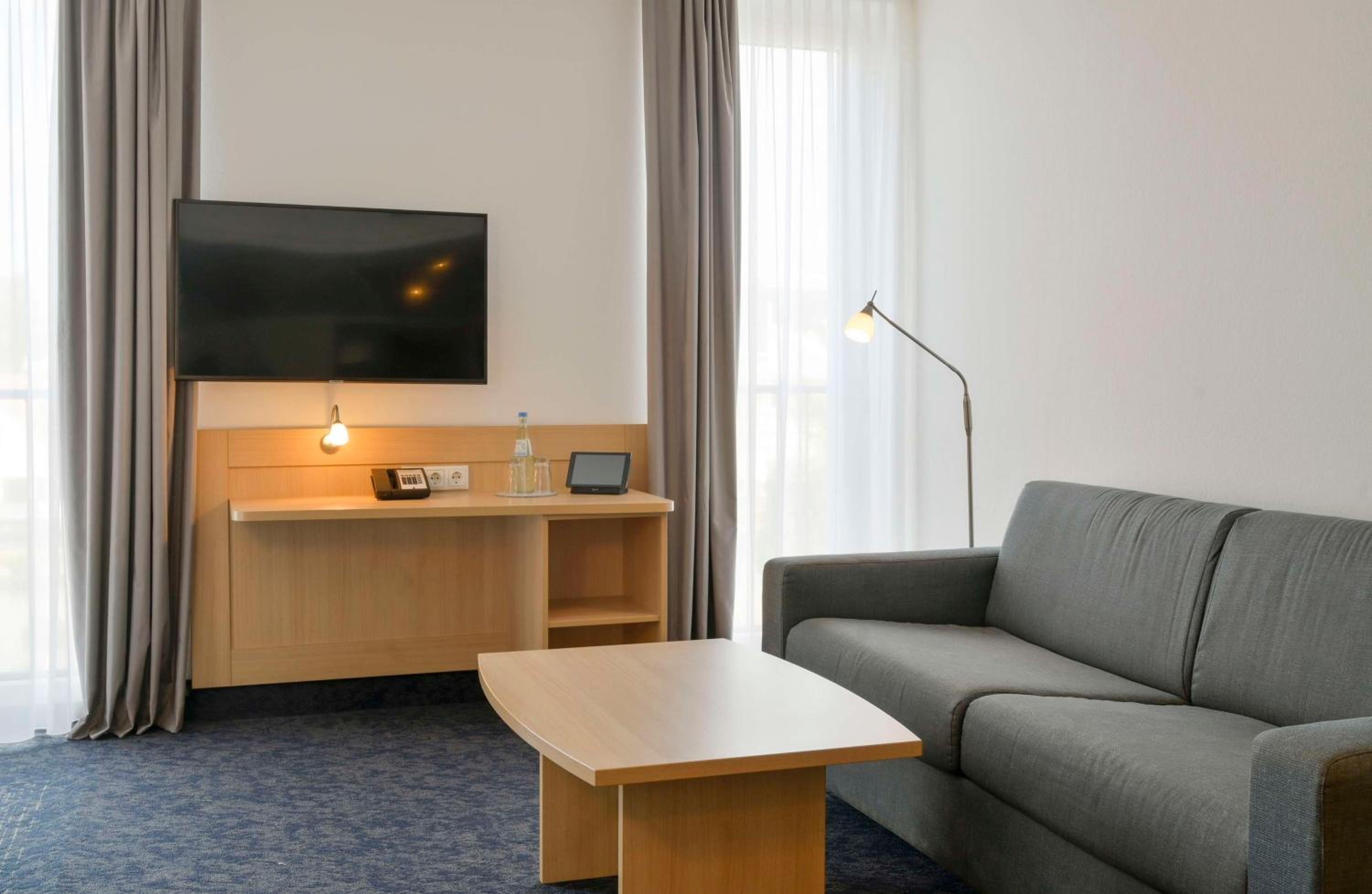 Queen Room with Roll-In Shower - Second Floor/Disability Access/Non-Smoking photo 3