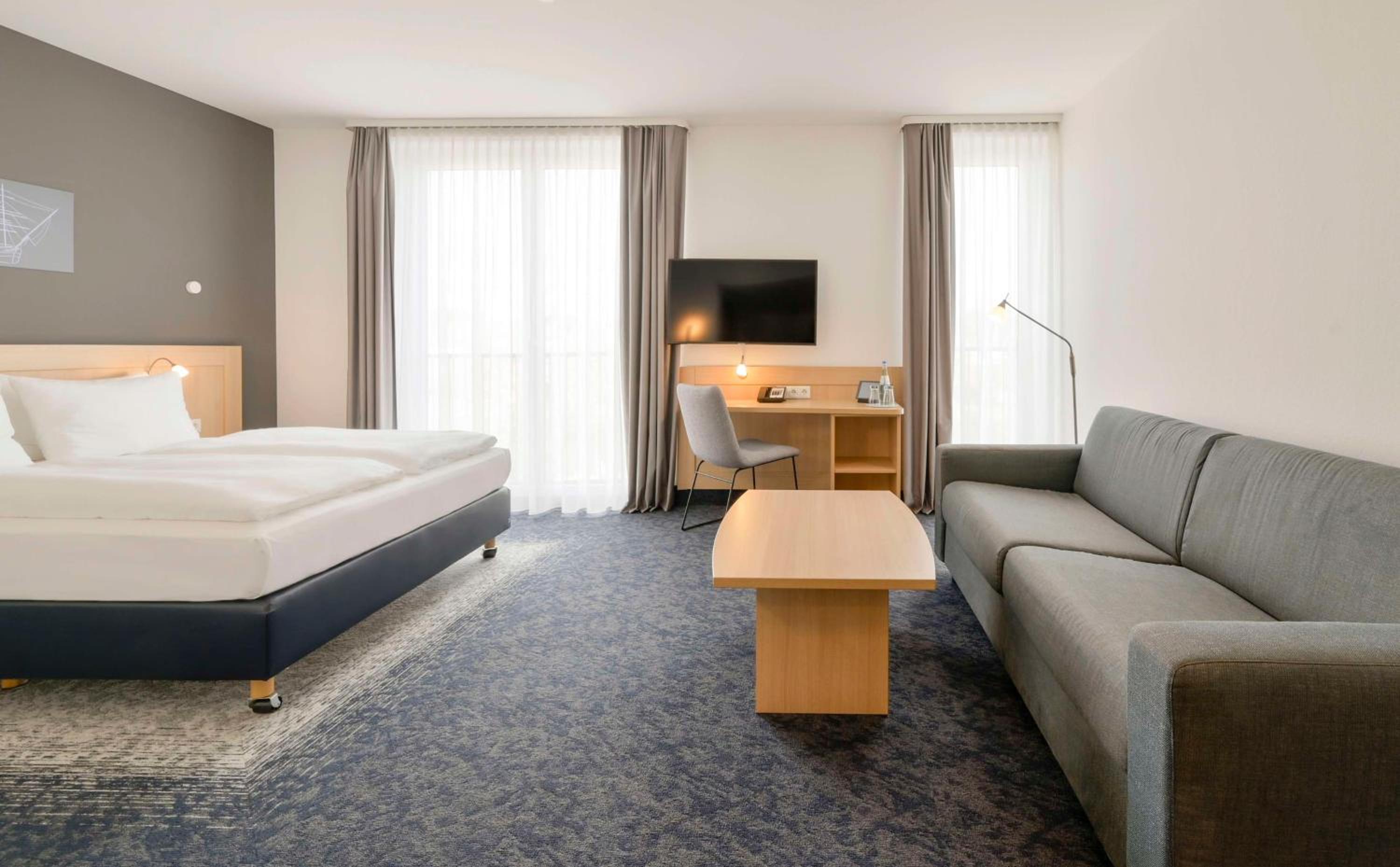 Queen Room with Roll-In Shower - Second Floor/Disability Access/Non-Smoking photo 2