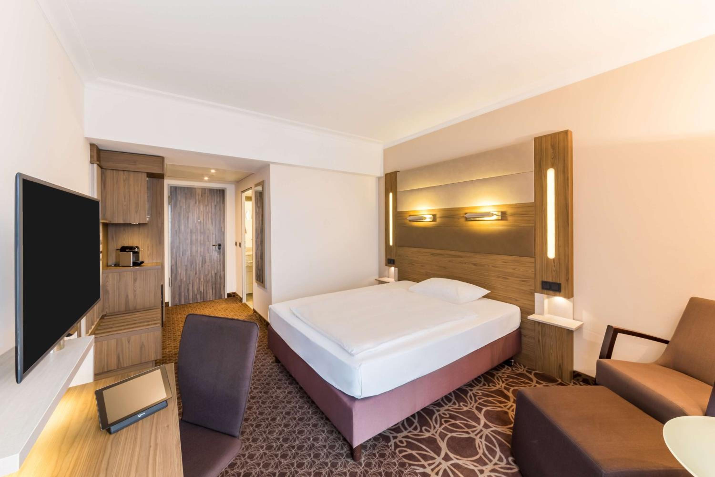 Superior Queen Room - Higher Floor/Non-Smoking
