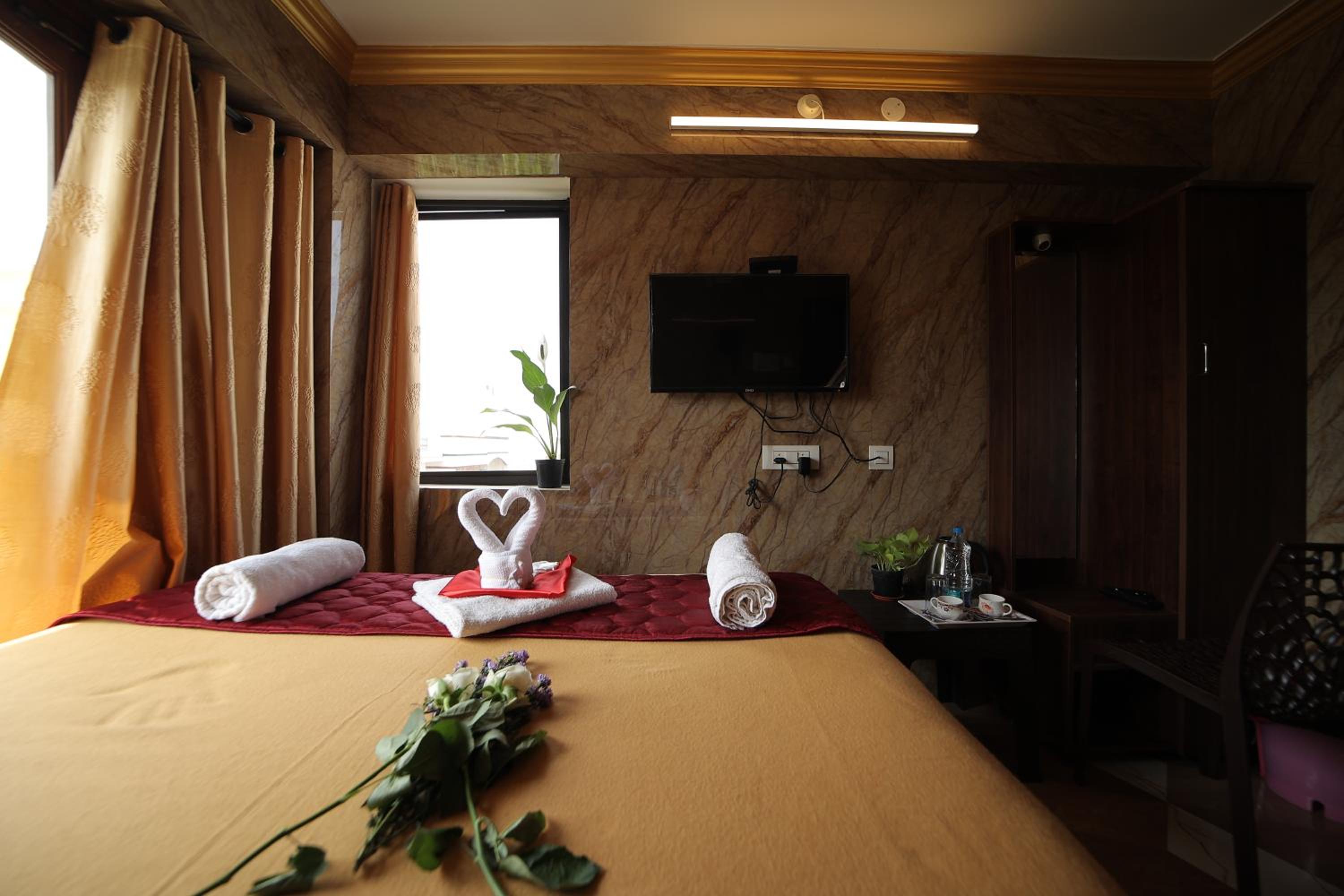 Deluxe Double Room (2 Adults + 1 Child) - Photo 15
